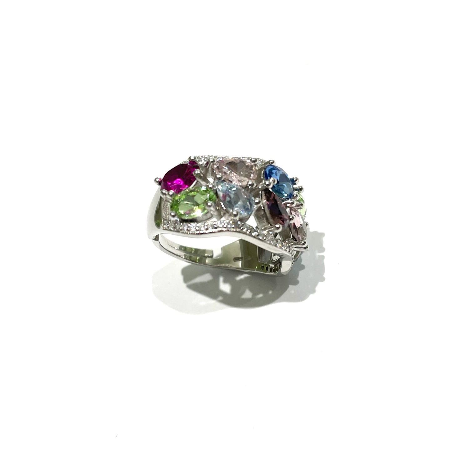Anello in argento con zirconi colorati.
Larghezza 1,2 cm.
Misura regolabile da 15 a 17.