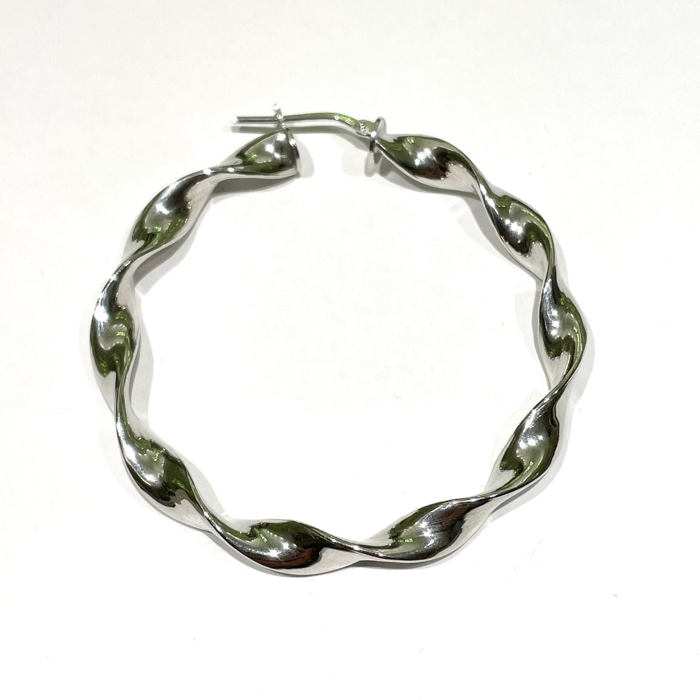 Orecchini a cerchio in argento disponibili in colore bianco oppure bagnato in oro giallo con torciglione.
Diametro cerchio 4 cm.
Spessore orecchini 0,4 cm.
Chiusura a baionetta.