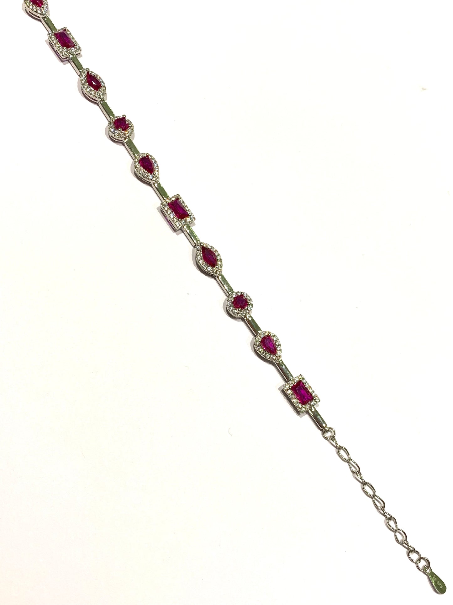 Bracciale tennis in argento con zirconi colorati di varie forme (tondi, goccia e rettangolare) circondati da zirconi bianchi. Disponibile nel colore fucsia oppure lilla ametista.
Lunghezza regolabile da 18 a 21,5 cm.
Dimensione zirconi 0,5 cm.
