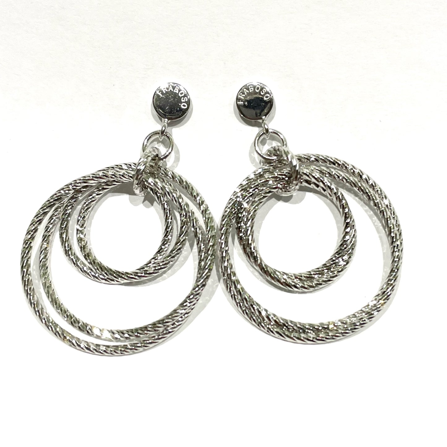 Orecchini in argento con cerchi satinati pendenti.
Dimensione cerchio 3 cm.
Lunghezza totale 4 cm.
Chiusura con farfalline.