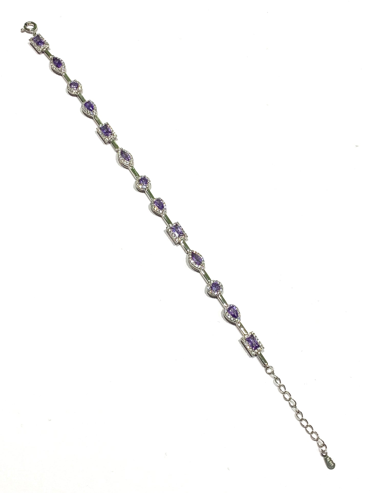 Bracciale tennis in argento con zirconi colorati di varie forme (tondi, goccia e rettangolare) circondati da zirconi bianchi. Disponibile nel colore fucsia oppure lilla ametista.
Lunghezza regolabile da 18 a 21,5 cm.
Dimensione zirconi 0,5 cm.