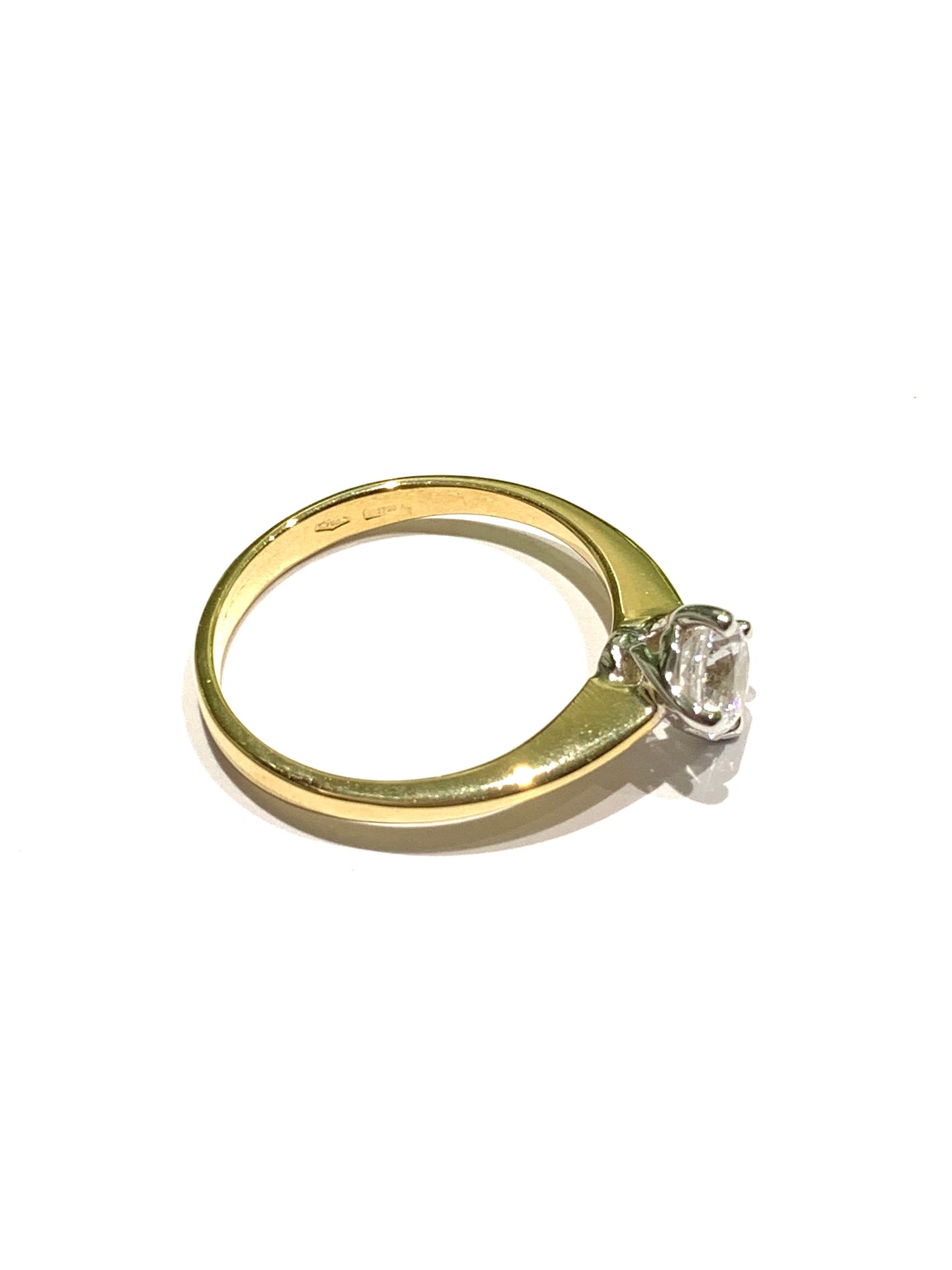 Anello in oro giallo 18kt con zircone solitario e griffes in oro bianco.
Dimensione zircone 0,5 cm.
Misura 15.
