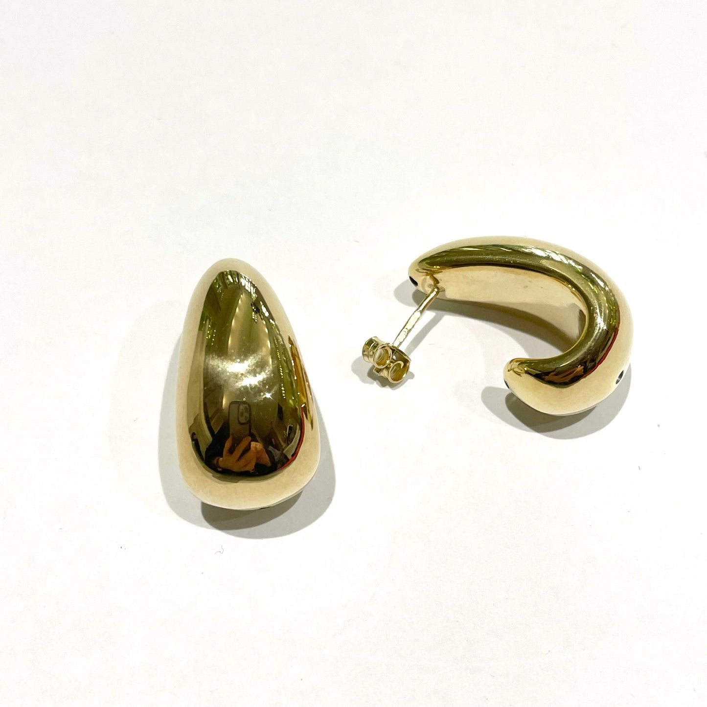 Orecchini in argento dorato a goccia.
Larghezza 1 cm.
Lunghezza 2,3 cm.
Chiusura con farfalline.