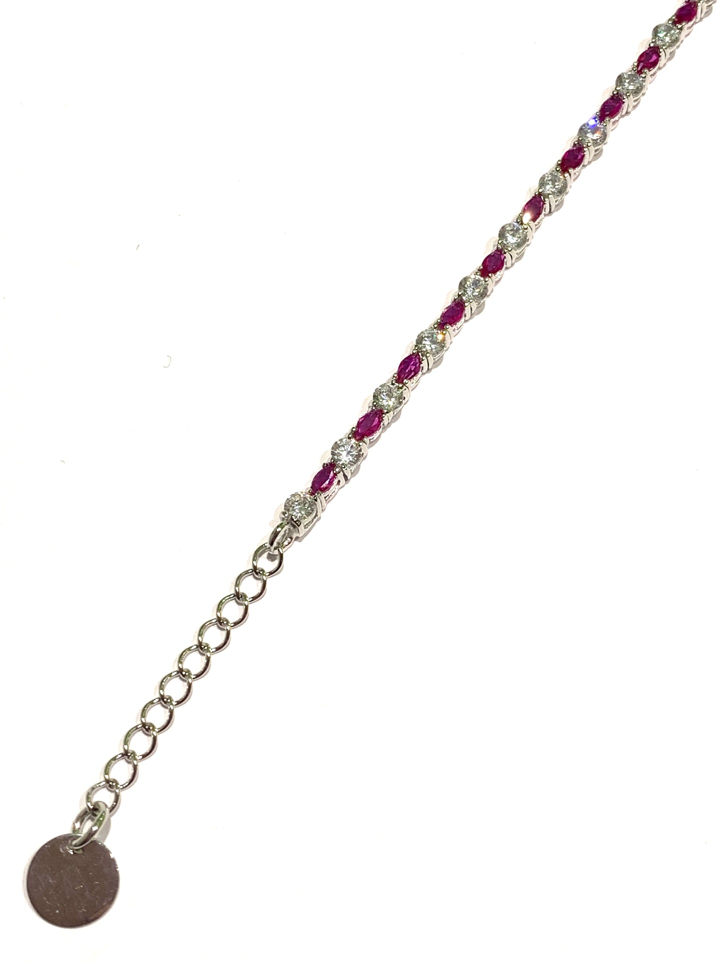 Bracciale tennis in argento con zirconi a goccia colorati alternati a zirconi bianchi tondi.
Disponibile in due colori: verde e magenta.
Lunghezza regolabile da 17 a 20 cm.
Dimensione zirconi 0,3 cm.