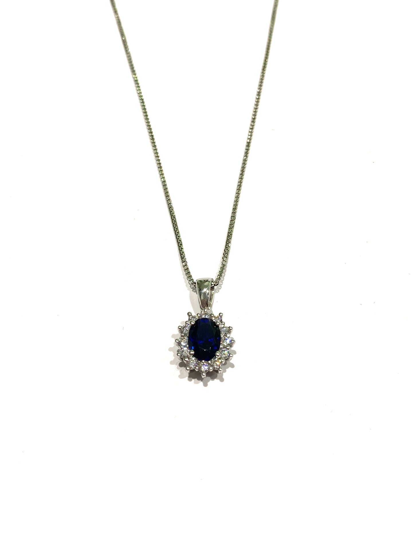 Collana in oro bianco 18kt con zircone colore zaffiro ovale circondato da zirconi bianchi.
Lunghezza catena 42 cm.
Dimensioni ciondolo 1 cm.