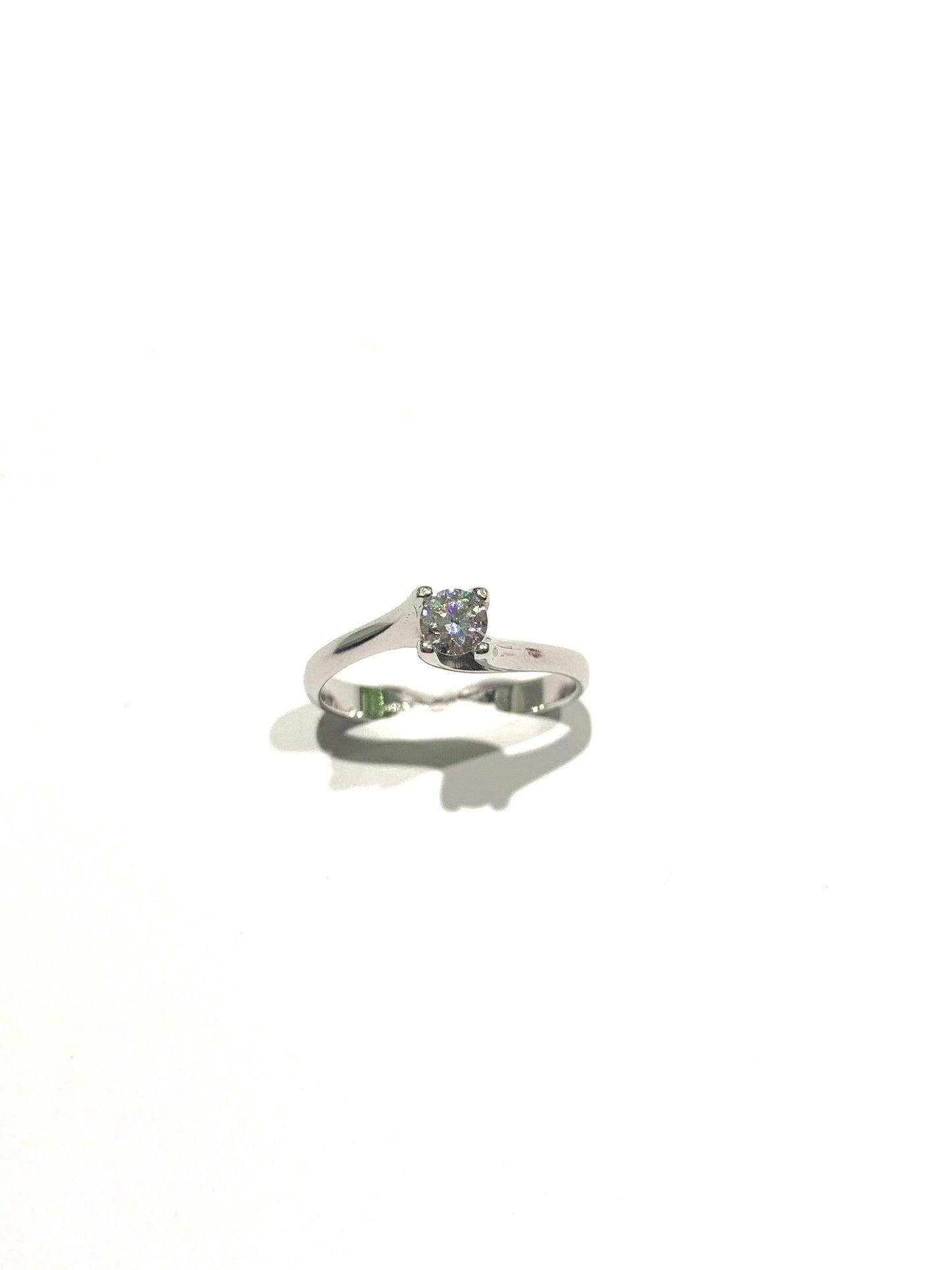 Anello in oro bianco 18kt con gambo incrociato e zircone solitario.
Dimensione zircone 0,4 cm.
Misura 15.