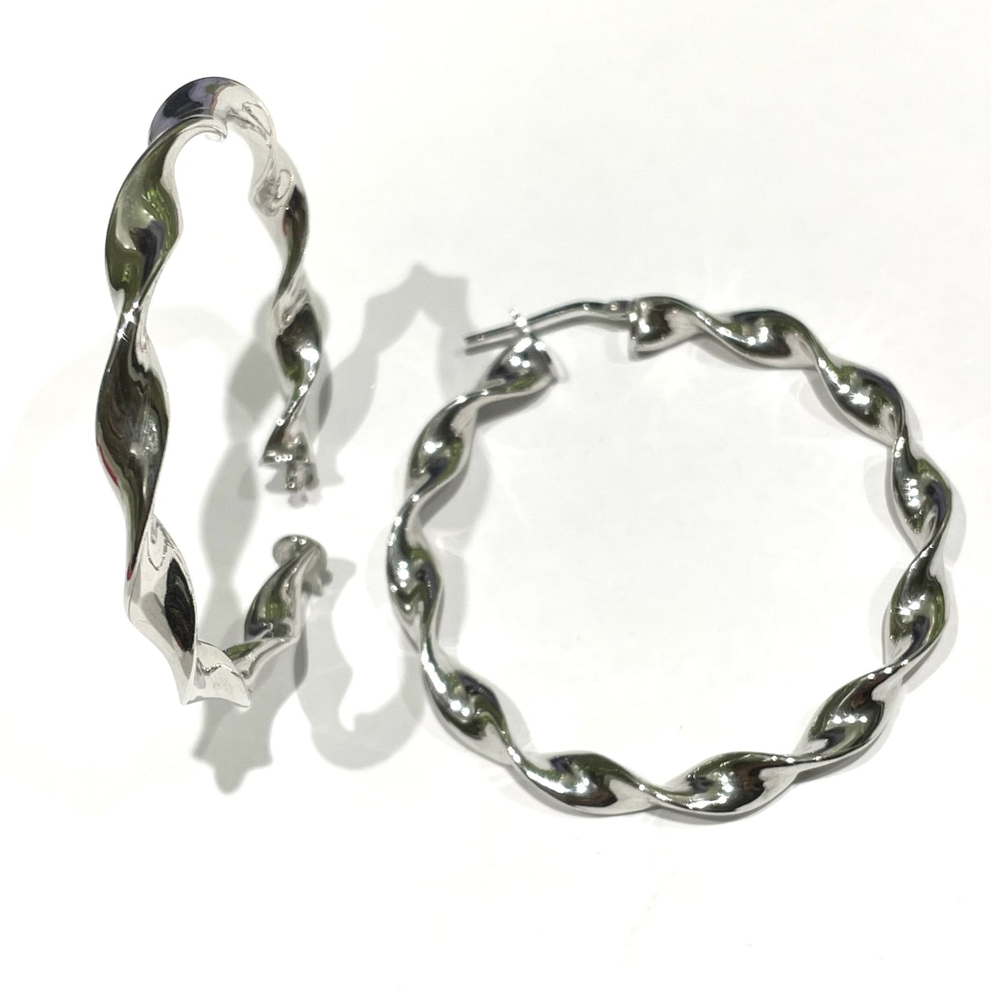 Orecchini a cerchio in argento disponibili in colore bianco oppure bagnato in oro giallo con torciglione.
Diametro cerchio 4 cm.
Spessore orecchini 0,4 cm.
Chiusura a baionetta.