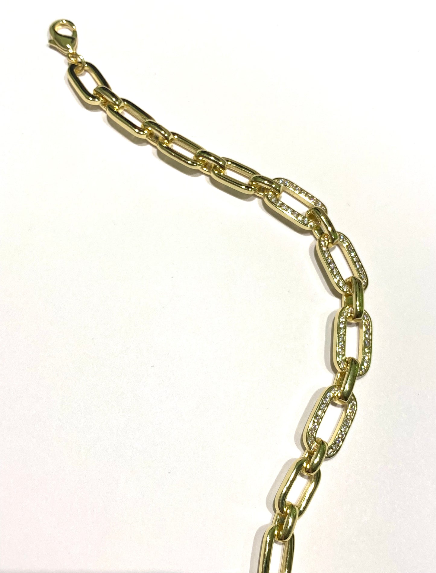 Bracciale in argento dorato con maglia a catena.
I tre anelli centrali sono ricoperti interamente da zirconi.
Lunghezza regolabile da 15,5 a 18,5 cm.
Larghezza 0,6 cm.
Dimensione tre anelli centrali 0,7 cm.