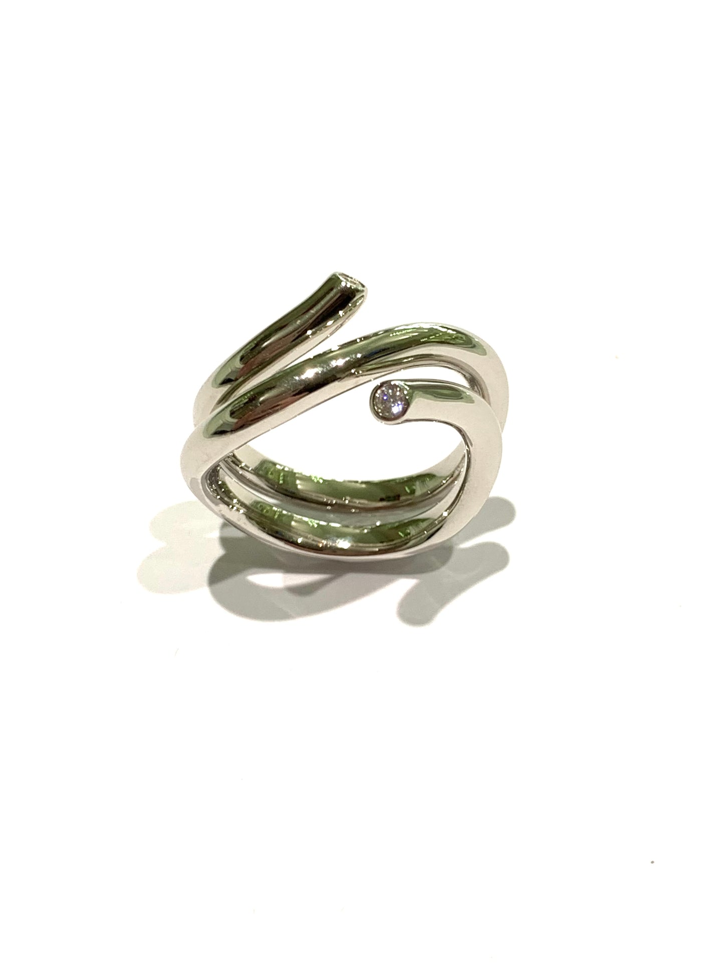 Anello in argento a spirale con zirconi nella parte finale.
Dimensione totale 1 cm.
Misura 14.
