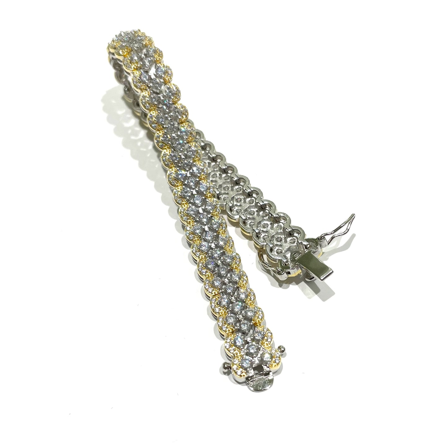 Bracciale in argento con maglia a catena ricoperta interamente da zirconi.
Lunghezza 18,5 cm.
Larghezza 1,2 cm.