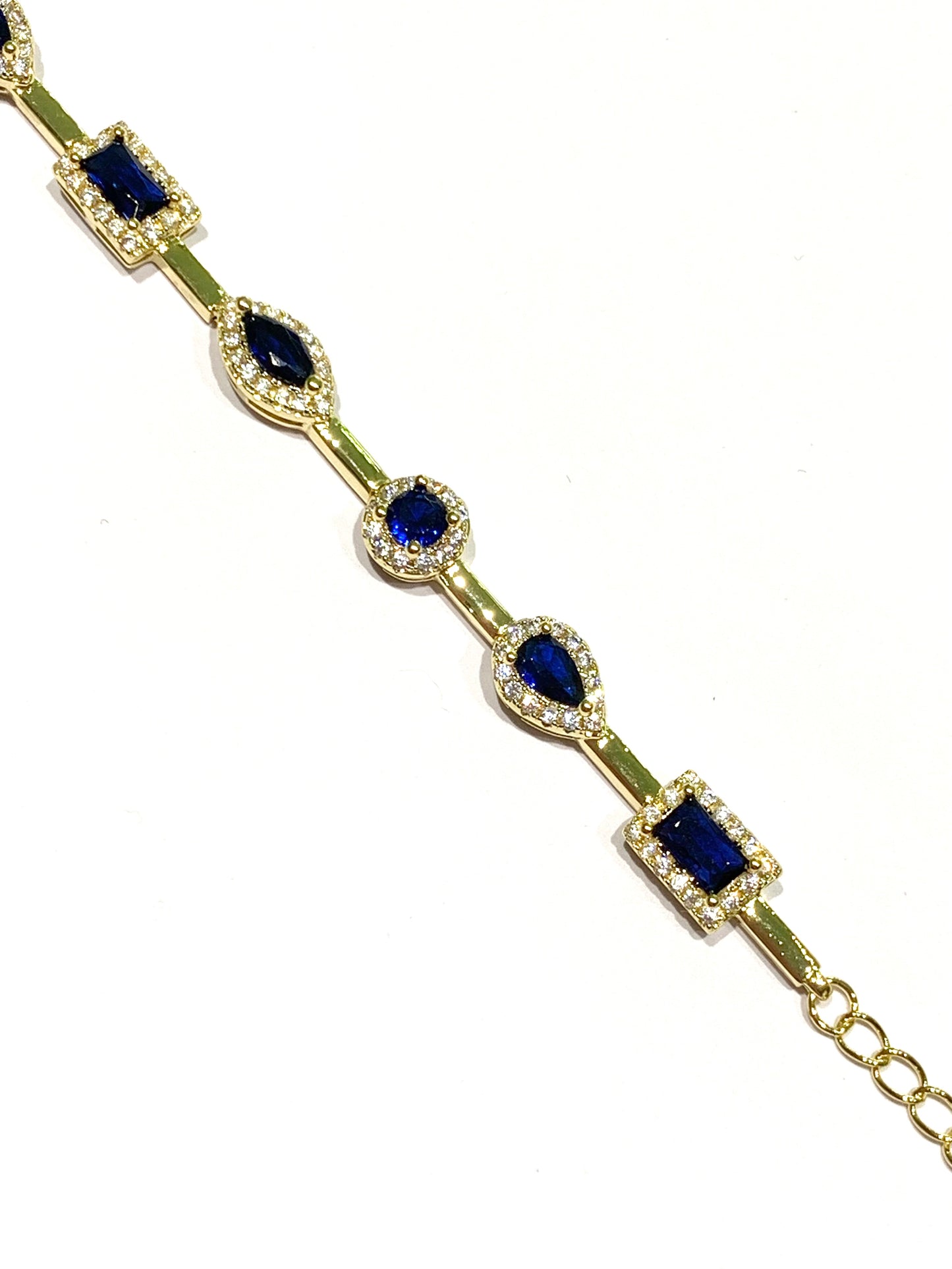 Bracciale tennis in argento bagnato in oro con zirconi blu colore zaffiro alternati da piccole barrette lisce.
Lunghezza 17,5 cm allungabile a 20,5 cm.
Dimensioni zirconi 0,5 cm.