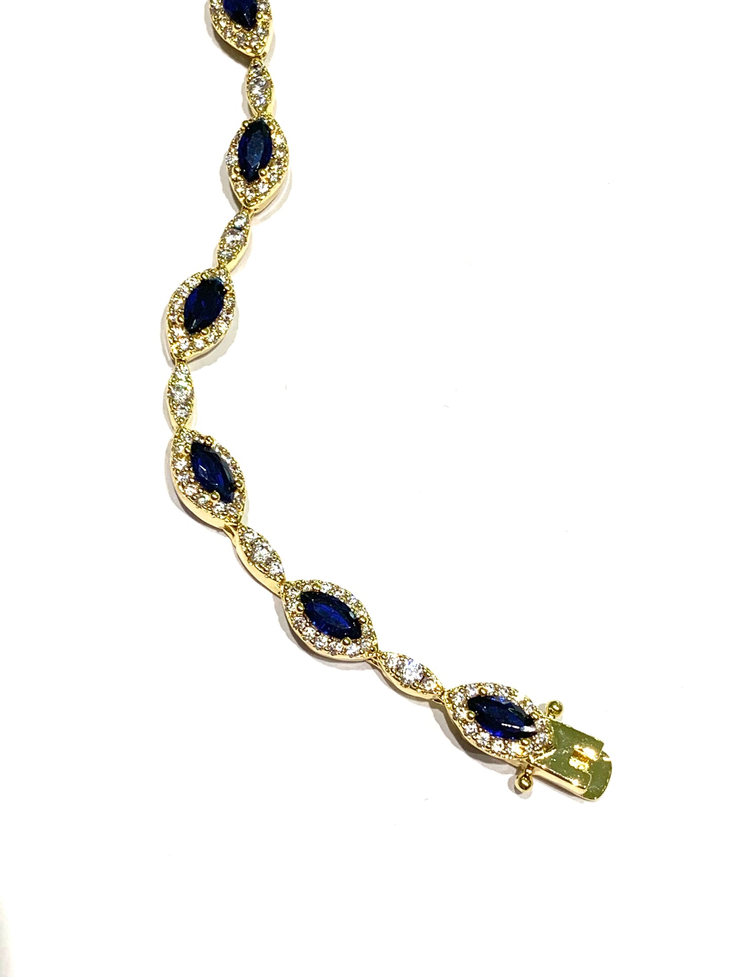 Bracciale tennis in argento bagnato in oro con zirconi blu colore zaffiro alternati da piccole barrette ricoperte da zirconi.
Lunghezza 19 cm.
Dimensioni zirconi 0,5 cm.