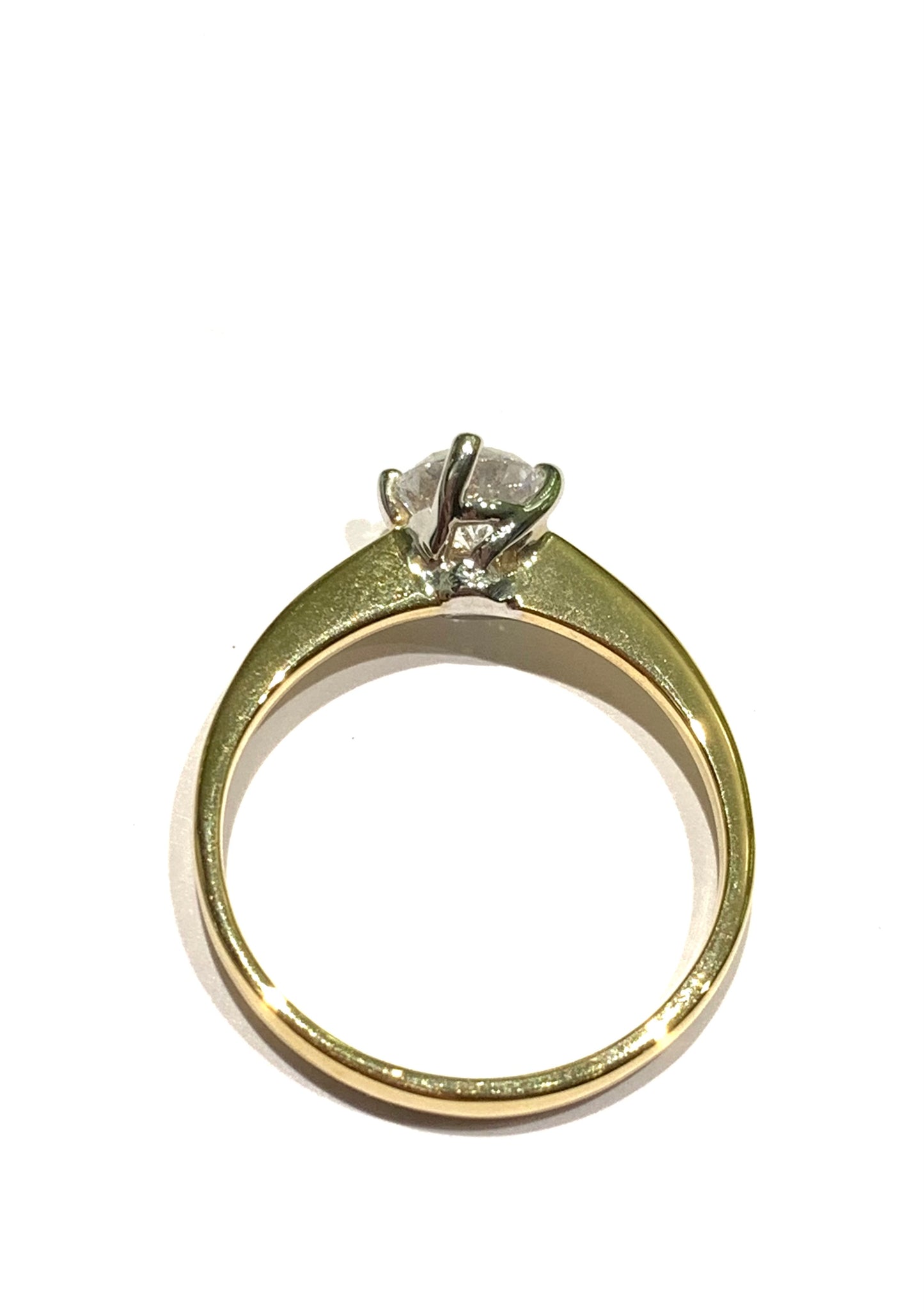 Anello in oro giallo 18kt con zircone solitario e griffes in oro bianco.
Dimensione zircone 0,5 cm.
Misura 15.