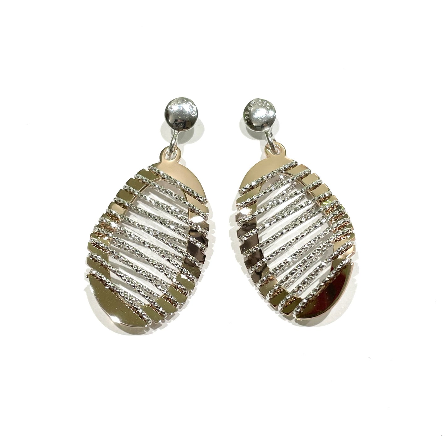Orecchini in argento con piastrina ovale bicolore impreziosita da inserti satinato.
Disponibile anche la collana abbinata.
Lunghezza totale 4 cm.
Dimensione piastrina 1,8 cm.
Chiusura con farfalline.