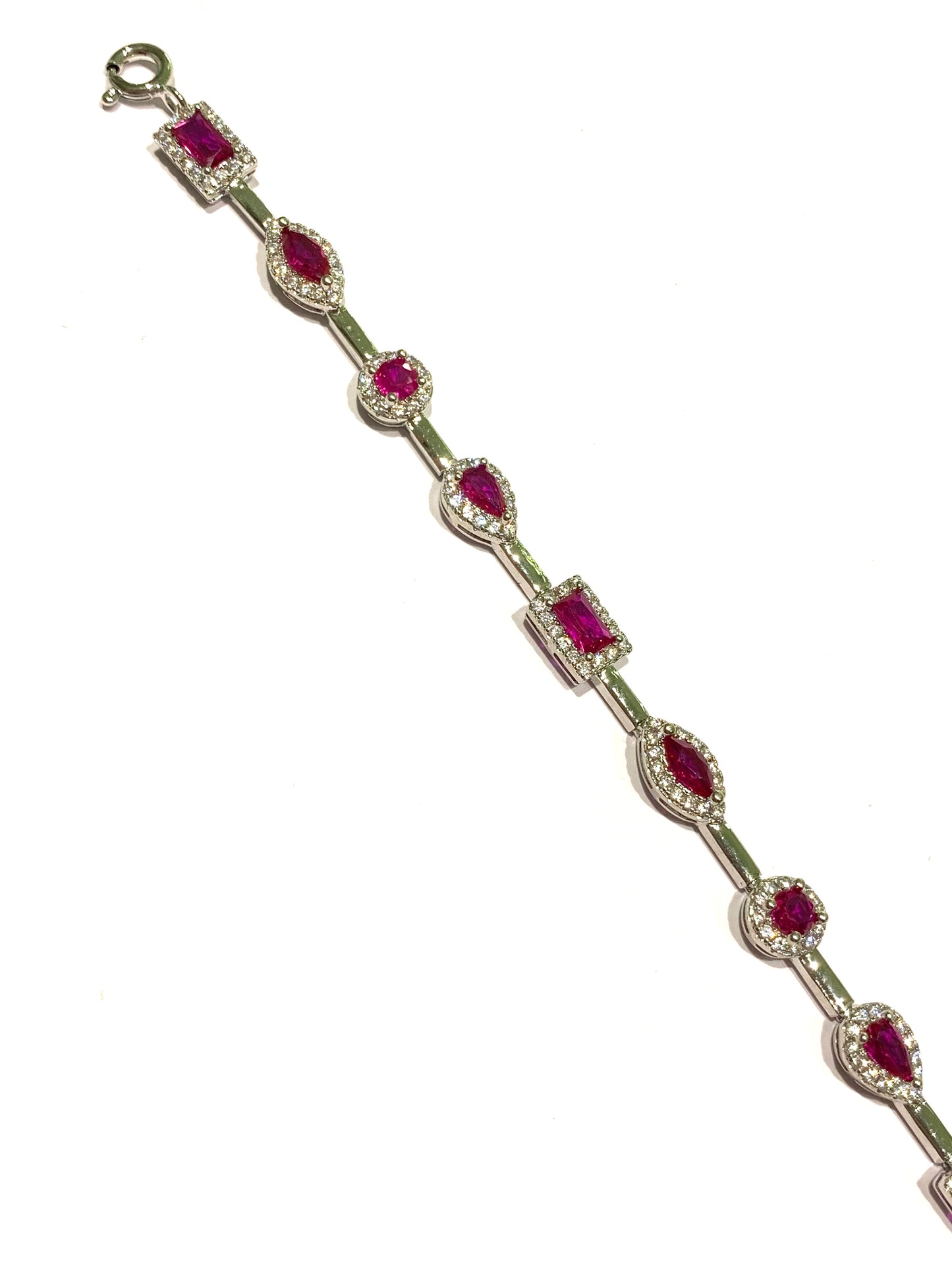 Bracciale tennis in argento con zirconi colorati di varie forme (tondi, goccia e rettangolare) circondati da zirconi bianchi. Disponibile nel colore fucsia oppure lilla ametista.
Lunghezza regolabile da 18 a 21,5 cm.
Dimensione zirconi 0,5 cm.