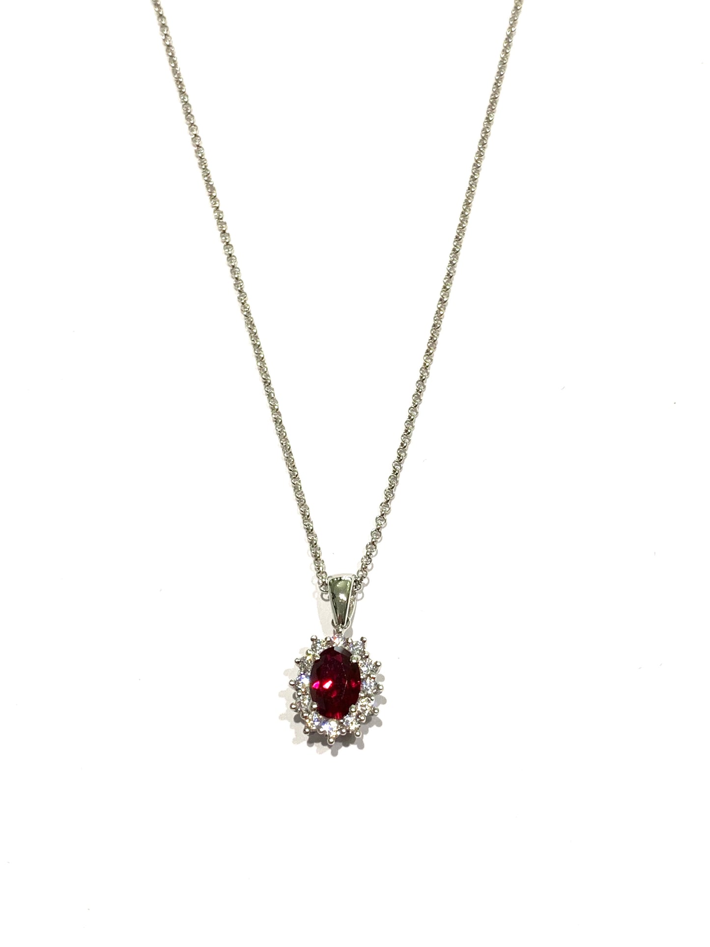 Collana oro bianco 18kt con zircone colore rubino circondato da zirconi bianchi.
Lunghezza catena 40 cm.