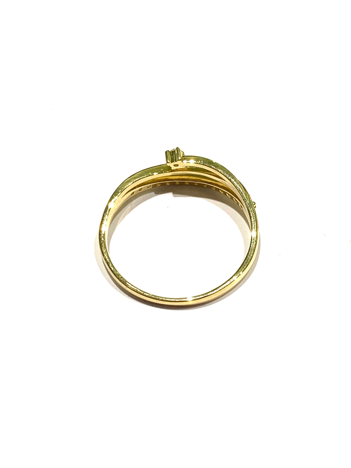 Anello in oro giallo 18kt con un piccolo zircone solitario e fascetta ricoperta da zirconi.
Larghezza totale 0,5 cm.
Dimensione solitario 0,1 cm.
Misura 18.