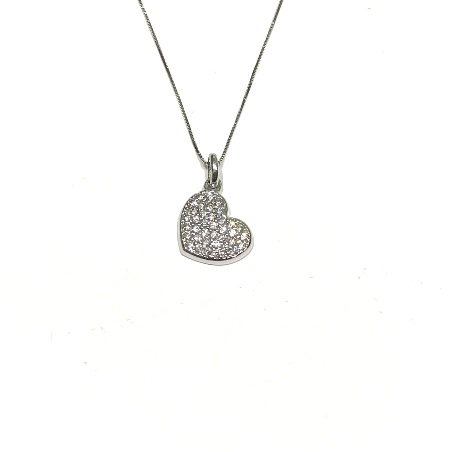 Collana in oro bianco 18kt con cuore ricoperto interamente da zirconi
Lunghezza catena 50 cm.
Dimensione cuore 1 cm.