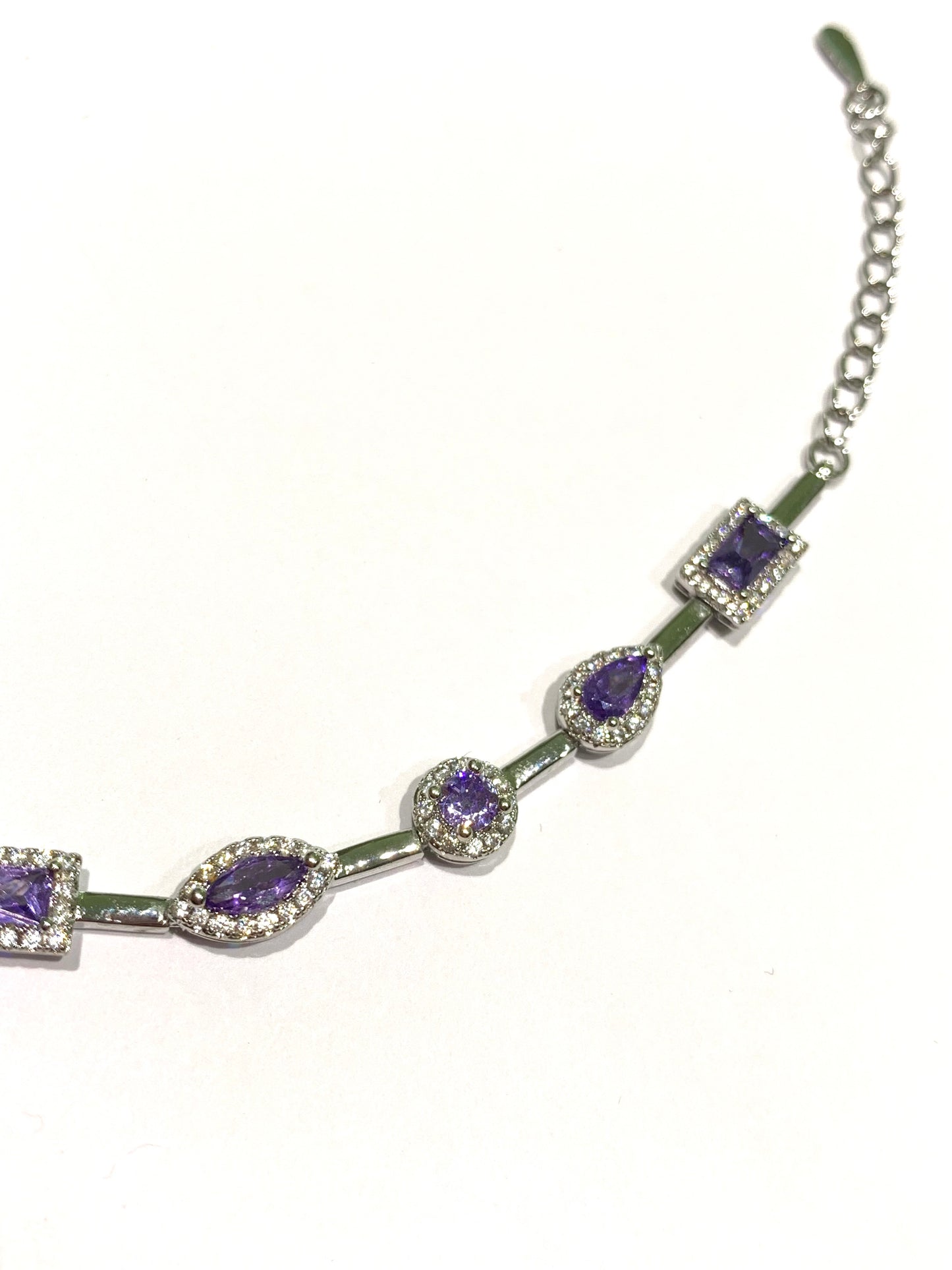 Bracciale tennis in argento con zirconi colorati di varie forme (tondi, goccia e rettangolare) circondati da zirconi bianchi. Disponibile nel colore fucsia oppure lilla ametista.
Lunghezza regolabile da 18 a 21,5 cm.
Dimensione zirconi 0,5 cm.