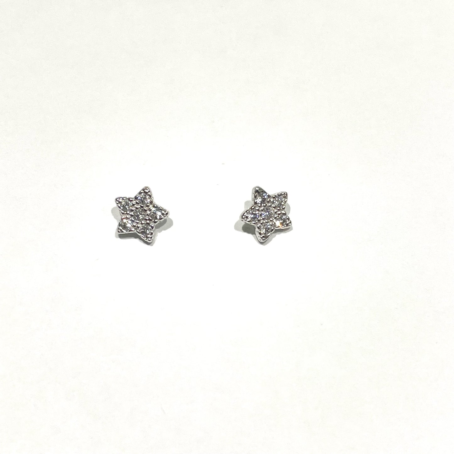 Orecchini in oro bianco 18kt con stelle ricoperte interamente da zirconi.
Dimensione 0,5 cm.
Chiusura con farfalline.