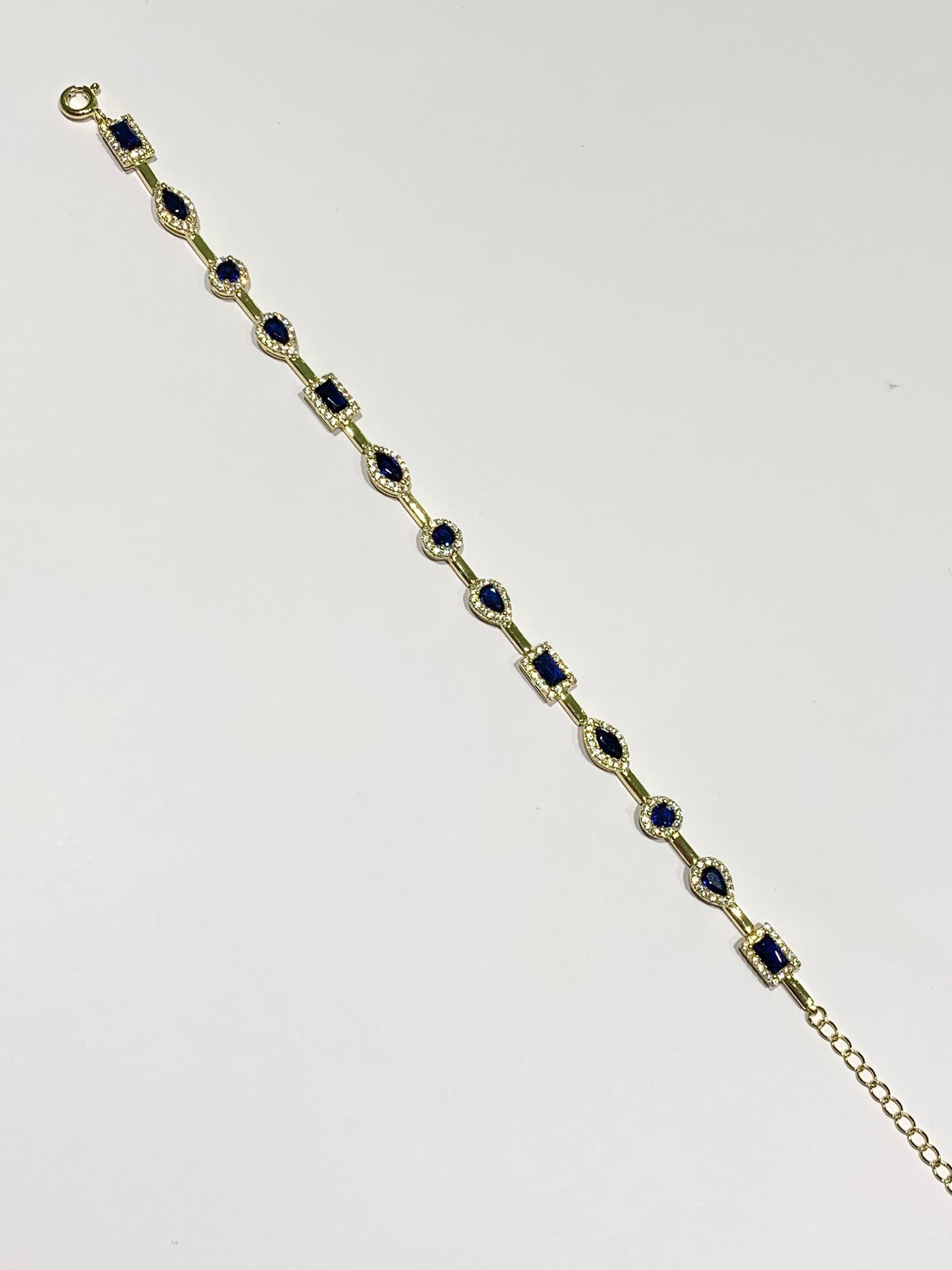 Bracciale tennis in argento bagnato in oro con zirconi blu colore zaffiro alternati da piccole barrette lisce.
Lunghezza 17,5 cm allungabile a 20,5 cm.
Dimensioni zirconi 0,5 cm.