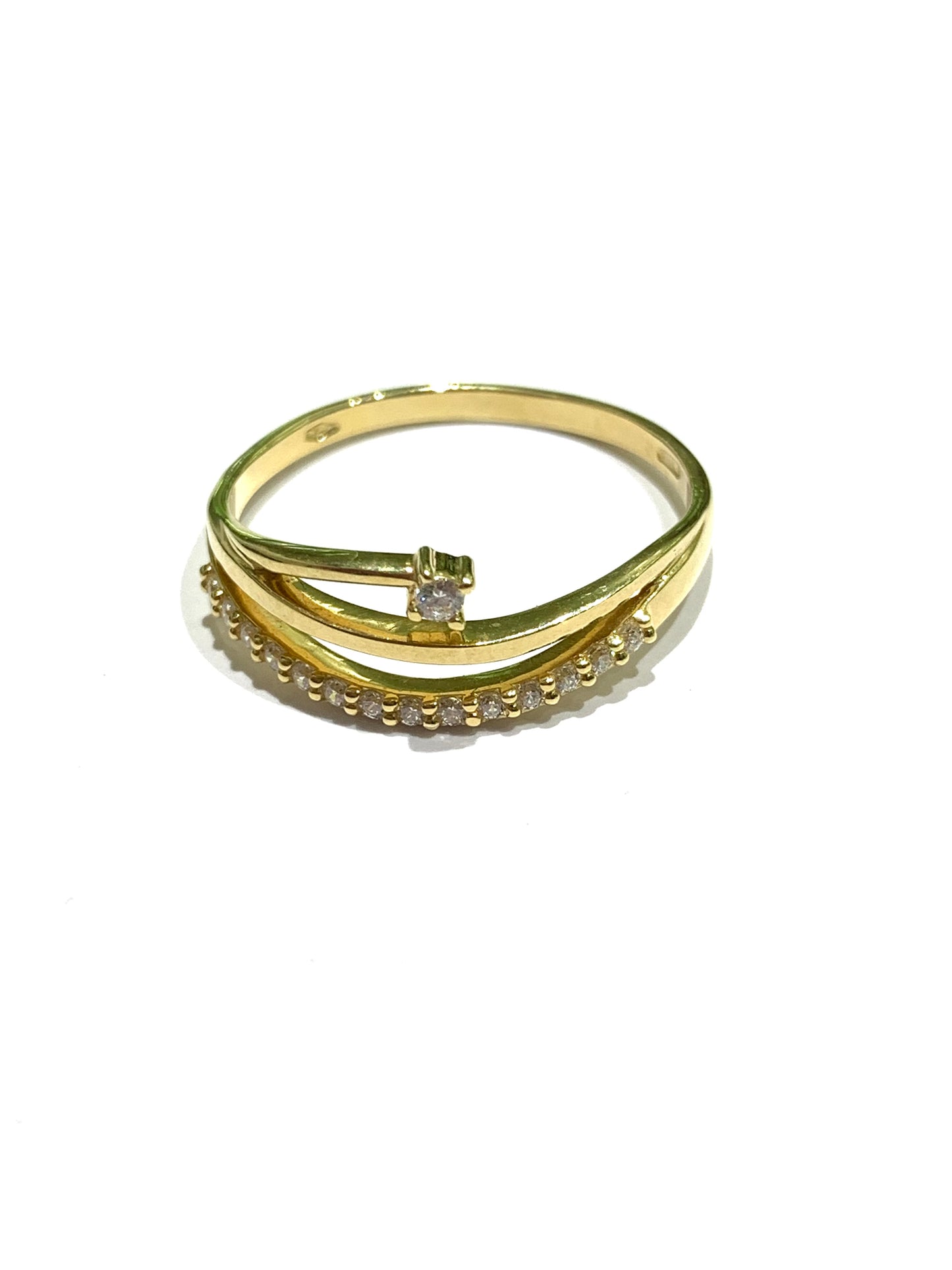 Anello in oro giallo 18kt con un piccolo zircone solitario e fascetta ricoperta da zirconi.
Larghezza totale 0,5 cm.
Dimensione solitario 0,1 cm.
Misura 18.