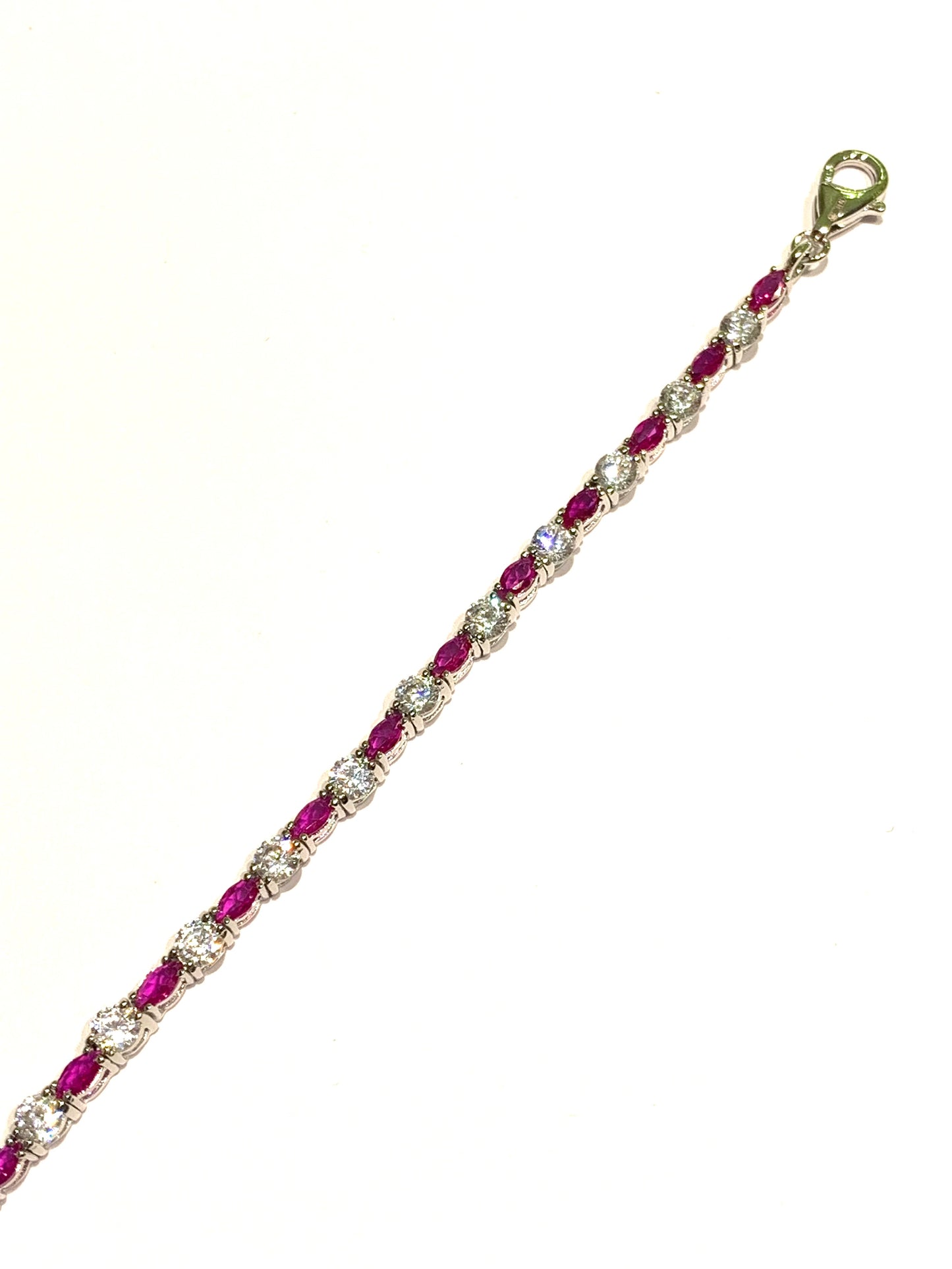 Bracciale tennis in argento con zirconi a goccia colorati alternati a zirconi bianchi tondi.
Disponibile in due colori: verde e magenta.
Lunghezza regolabile da 17 a 20 cm.
Dimensione zirconi 0,3 cm.