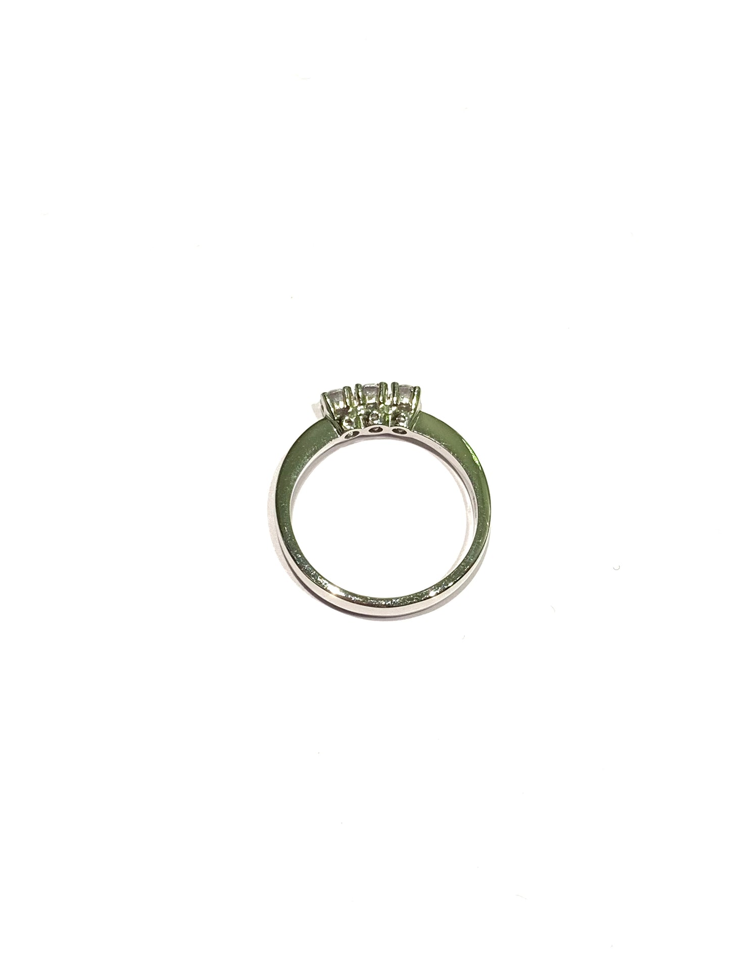 Anello trilogi in oro bianco 18kt con tre zirconi.
Dimensione zircone 0,3 cm.
Misura 14.