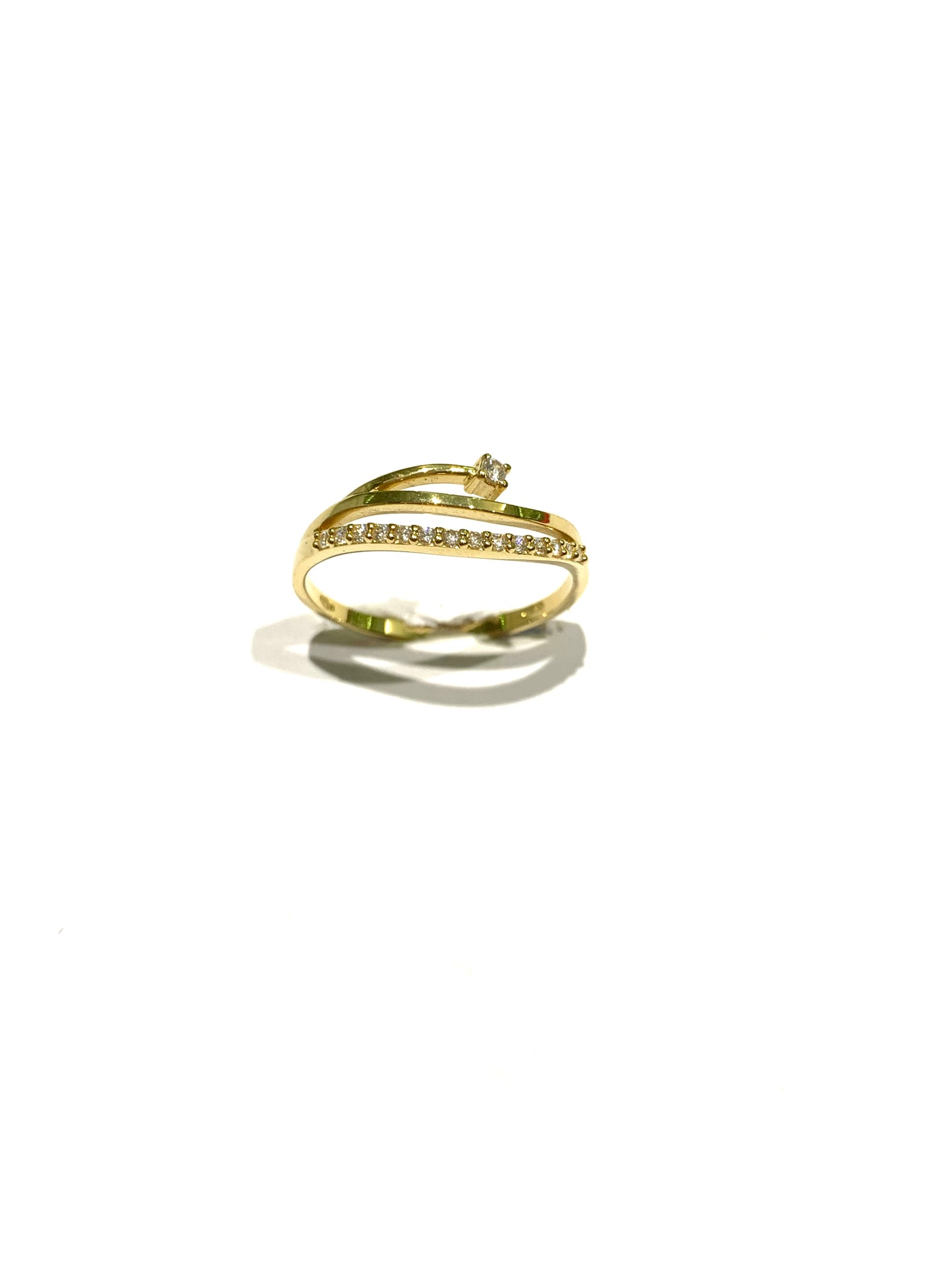 Anello in oro giallo 18kt con un piccolo zircone solitario e fascetta ricoperta da zirconi.
Larghezza totale 0,5 cm.
Dimensione solitario 0,1 cm.
Misura 18.