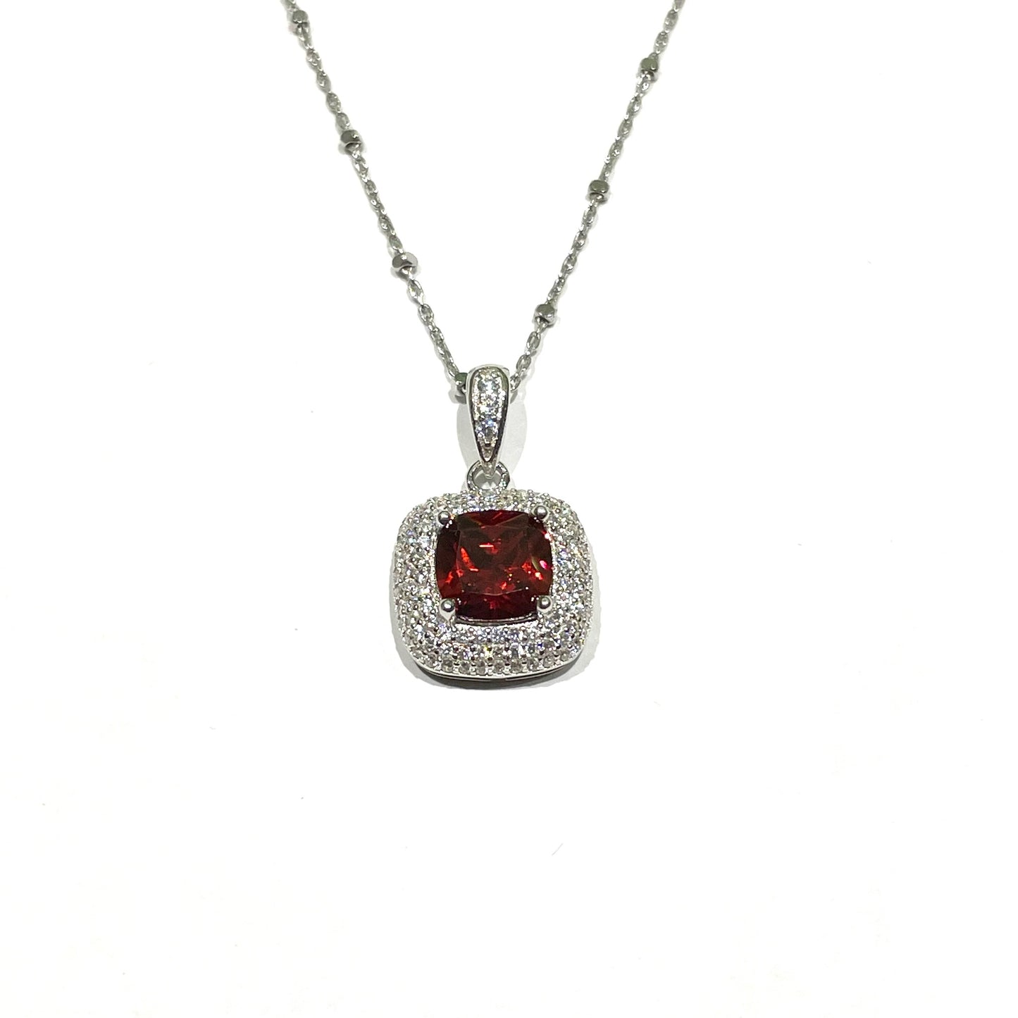 Collana in argento con zircone quadrato di colore rubino circondato da piccoli zirconi bianchi.
Lunghezza catena 50 cm.
Dimensione ciondolo 1,3 cm.