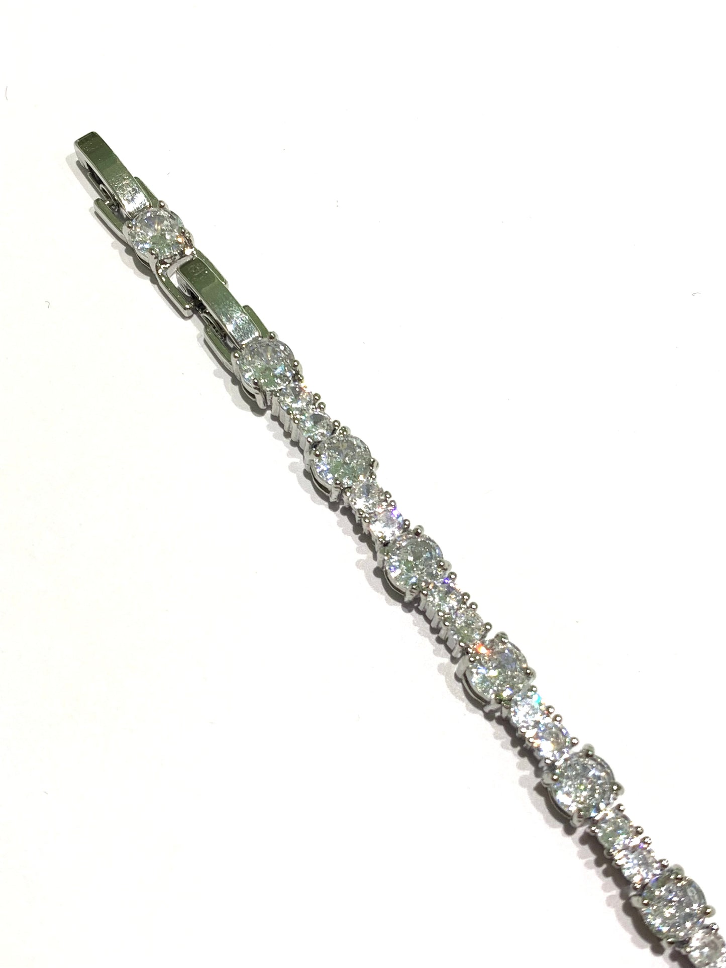 Bracciale tennis in argento con zirconi bianchi di due misure alternate.
Lunghezza 17 cm + allungamento di 2 cm per un totale di 19 (visibile in foto).
Dimensione zirconi piccoli 0,3 cm.
Dimensione zirconi grandi 0,4 cm.