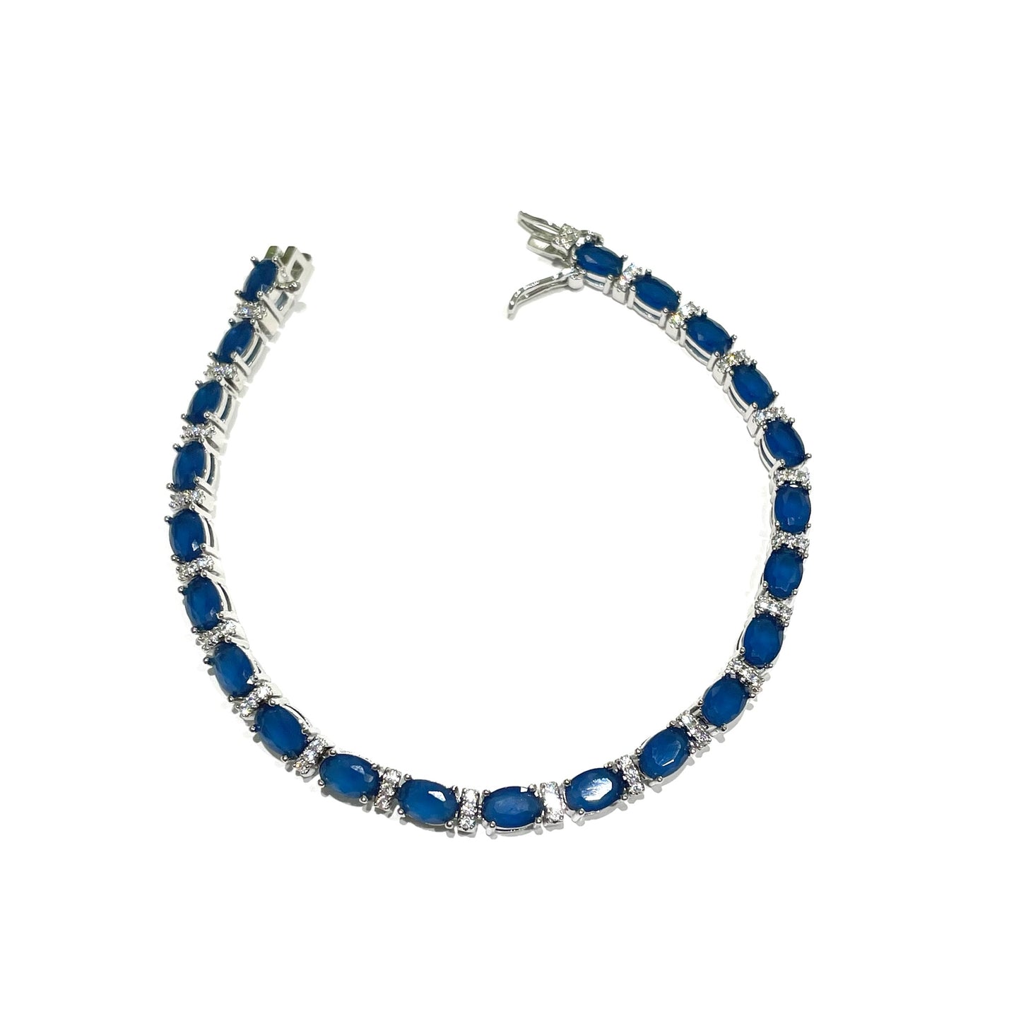 Bracciale tennis in argento con zirconi bianchi e blu.
Lunghezza 18,5 cm.
Dimensione zirconi 0,4 cm.