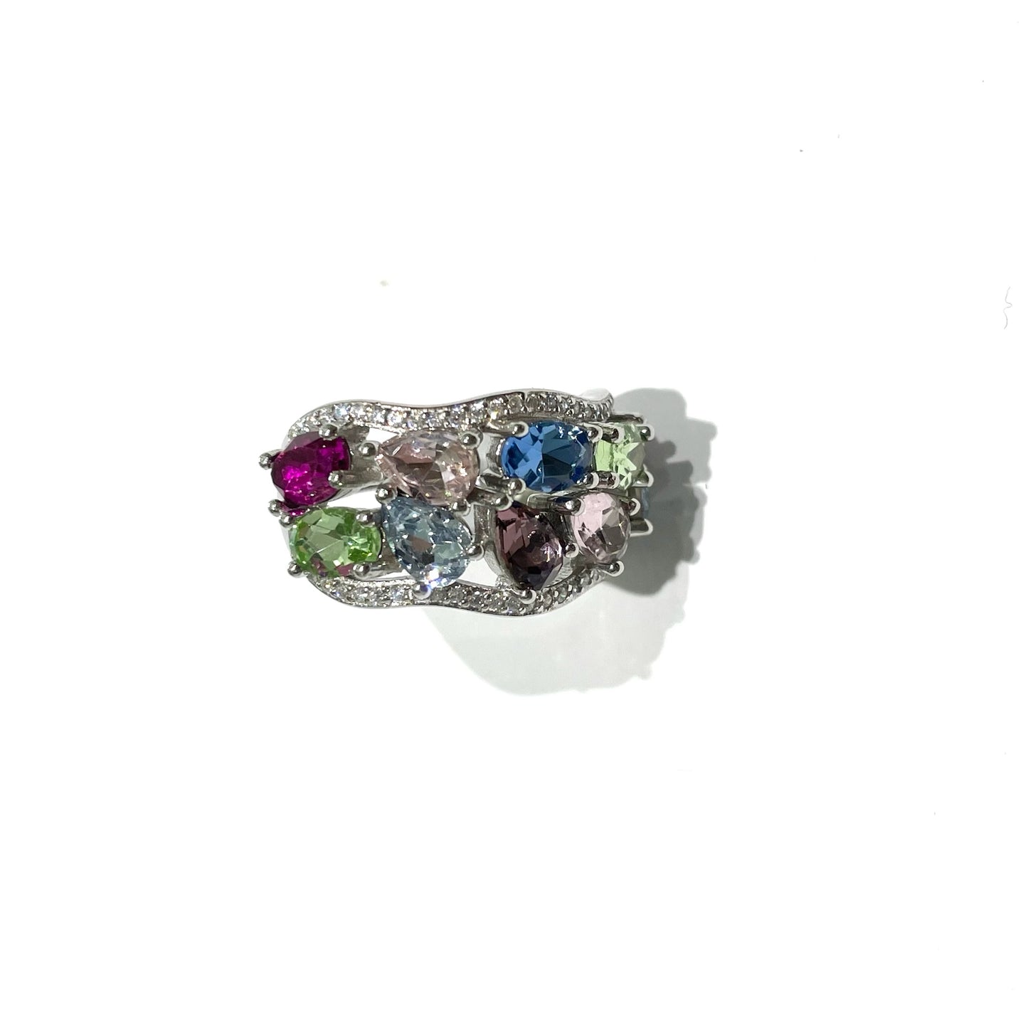 Anello in argento con zirconi colorati.
Larghezza 1,2 cm.
Misura regolabile da 15 a 17.