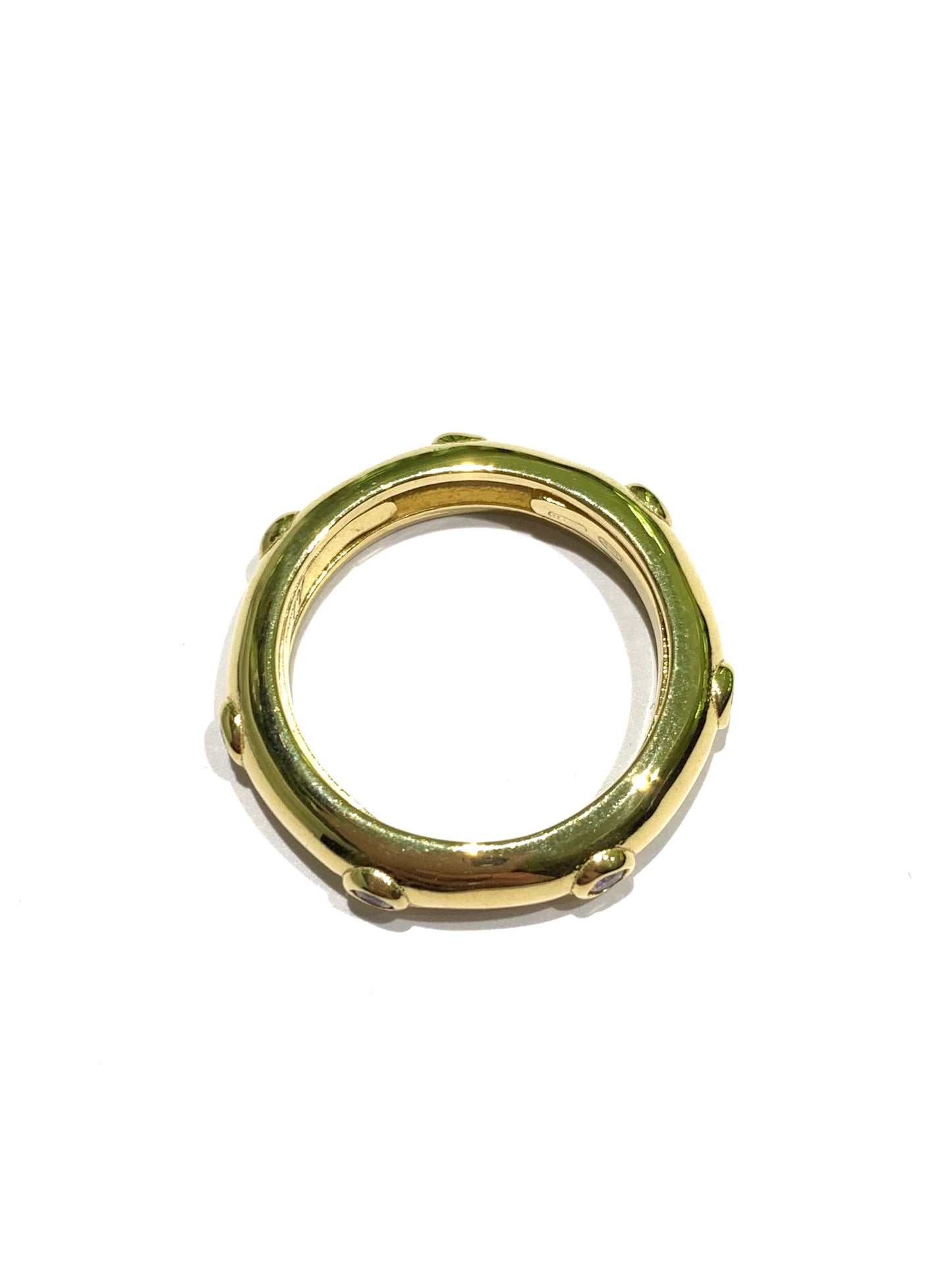 Anello in argento bagnato in oro giallo impreziosito da zirconi rosa.
All’interno sono presenti le alette per regolare la misura.
Misura regolabile da 15 a 17.
Larghezza anello 0,4 cm.