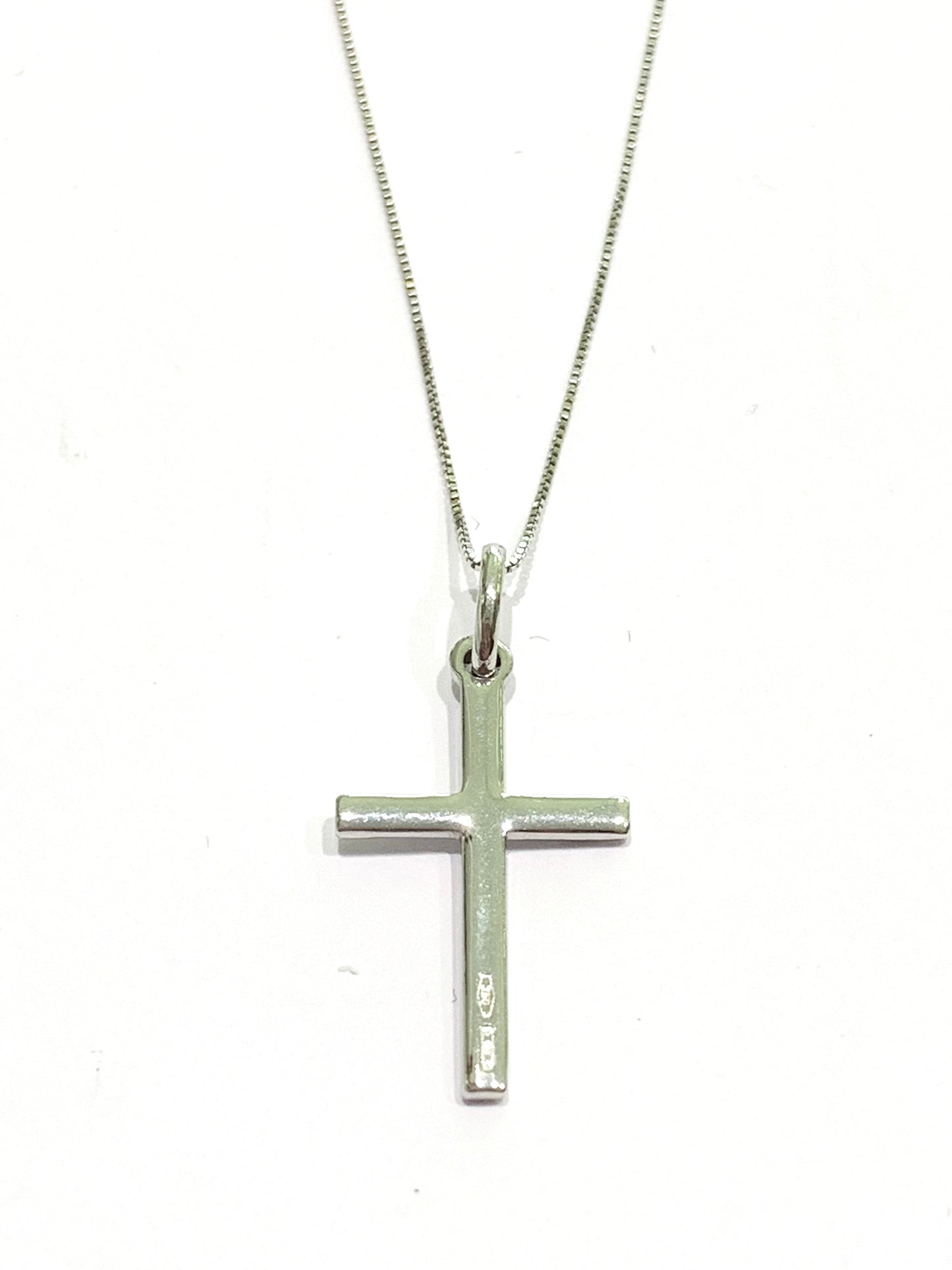 Collana in oro bianco 18kt con croce, da un lato liscia dall’altro con piccole onde.
Lunghezza catena 42 cm.
Lunghezza ciondolo 1,2x2,5 cm incluso anellino.