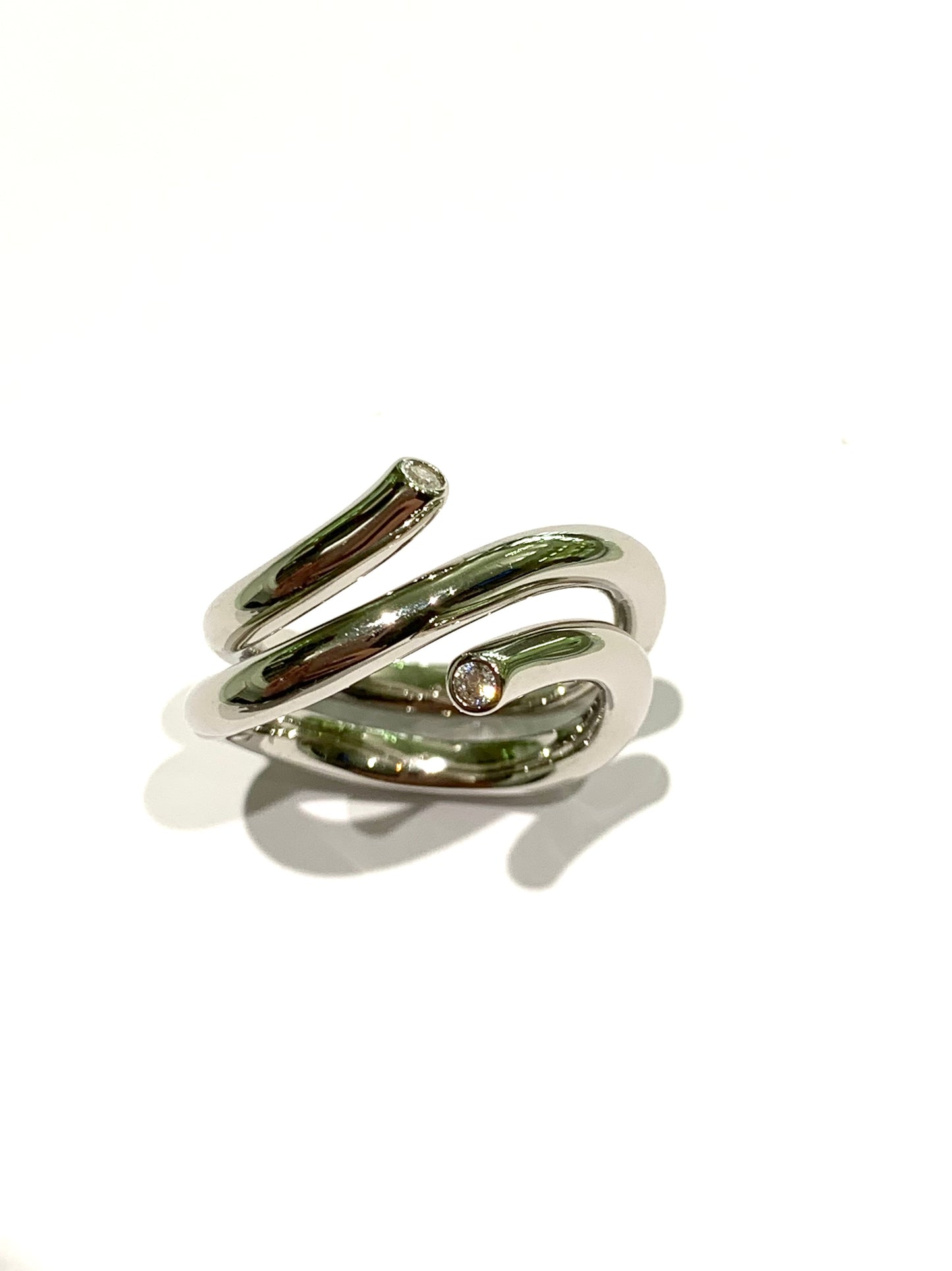 Anello in argento a spirale con zirconi nella parte finale.
Dimensione totale 1 cm.
Misura 14.