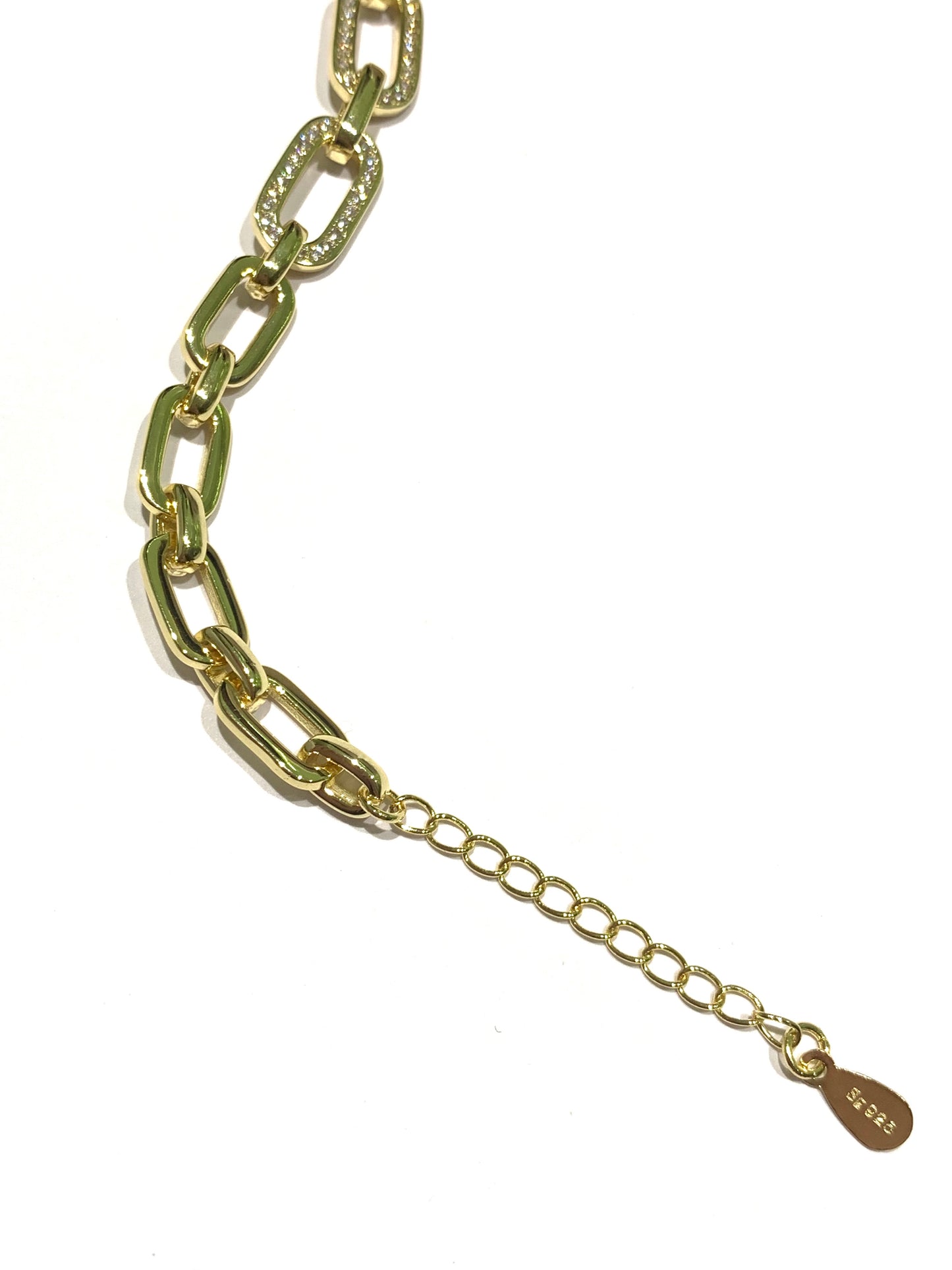 Bracciale in argento dorato con maglia a catena.
I tre anelli centrali sono ricoperti interamente da zirconi.
Lunghezza regolabile da 15,5 a 18,5 cm.
Larghezza 0,6 cm.
Dimensione tre anelli centrali 0,7 cm.