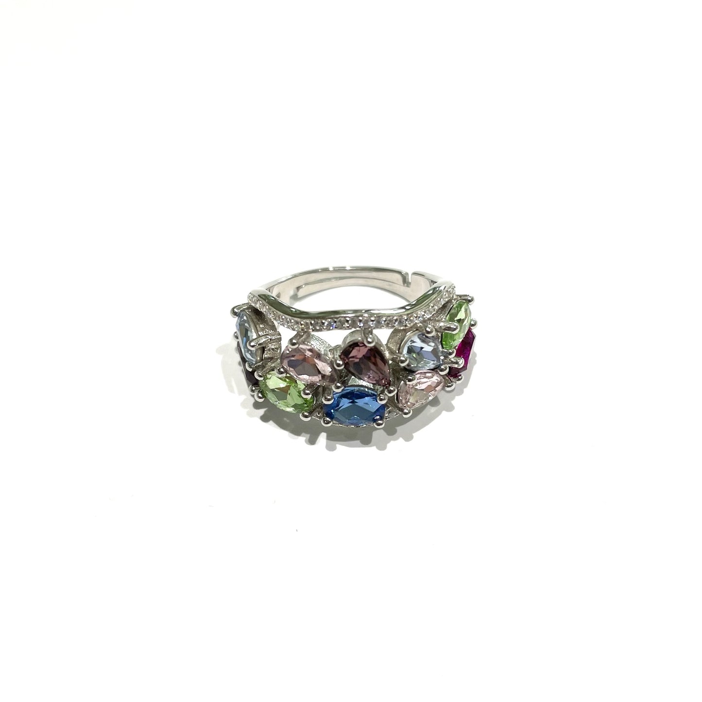 Anello in argento con zirconi colorati.
Larghezza 1,2 cm.
Misura regolabile da 15 a 17.