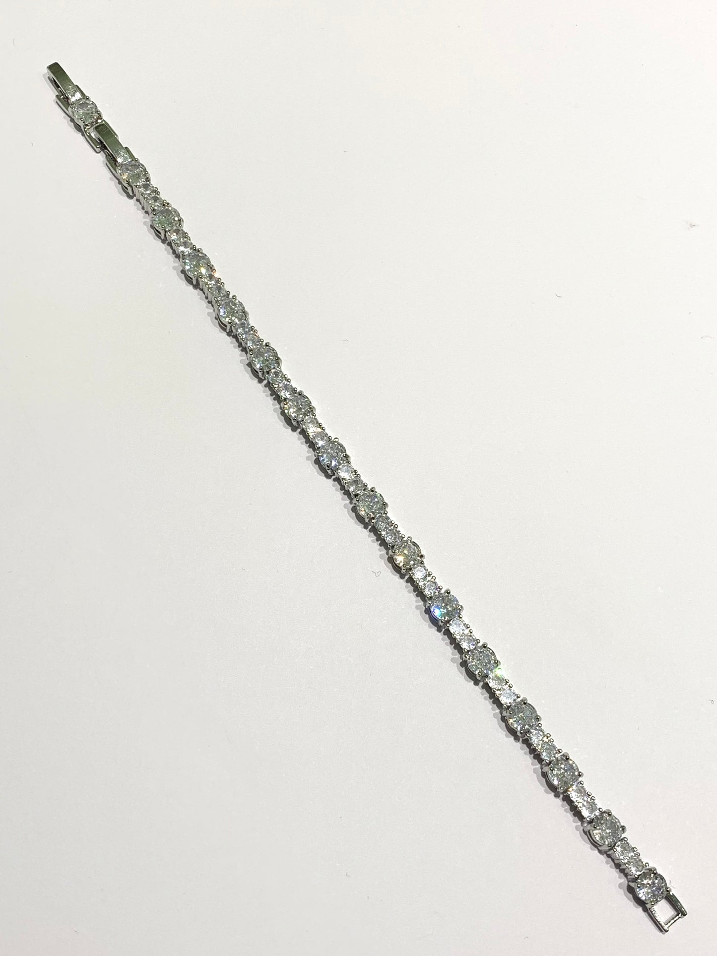 Bracciale tennis in argento con zirconi bianchi di due misure alternate.
Lunghezza 17 cm + allungamento di 2 cm per un totale di 19 (visibile in foto).
Dimensione zirconi piccoli 0,3 cm.
Dimensione zirconi grandi 0,4 cm.