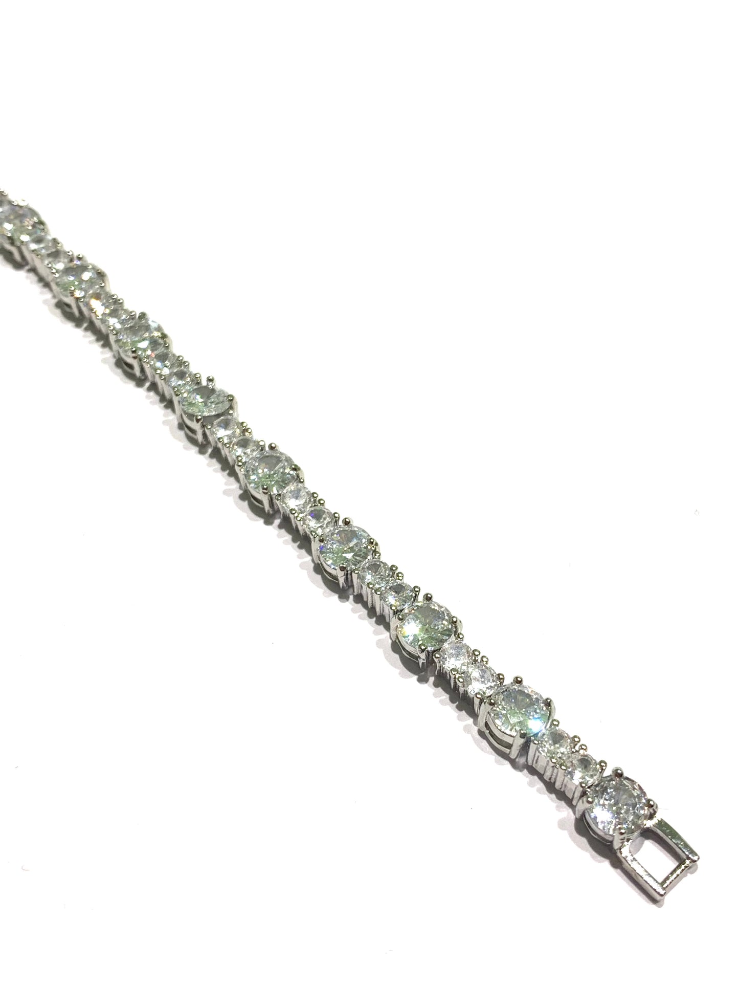 Bracciale tennis in argento con zirconi bianchi di due misure alternate.
Lunghezza 17 cm + allungamento di 2 cm per un totale di 19 (visibile in foto).
Dimensione zirconi piccoli 0,3 cm.
Dimensione zirconi grandi 0,4 cm.
