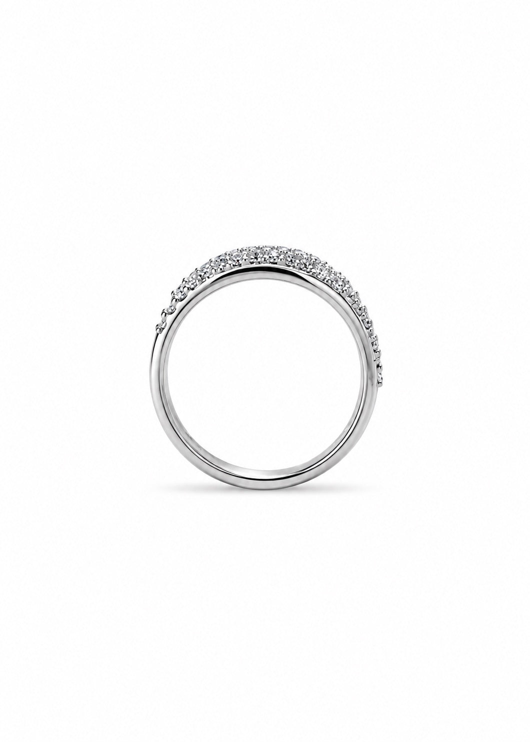 Anello in oro bianco 18kt a fascia con zirconi centrali grandi nella parte centrale, circondati da piccoli zirconi.
Larghezza fascia 0,5 cm.
Misura 11.