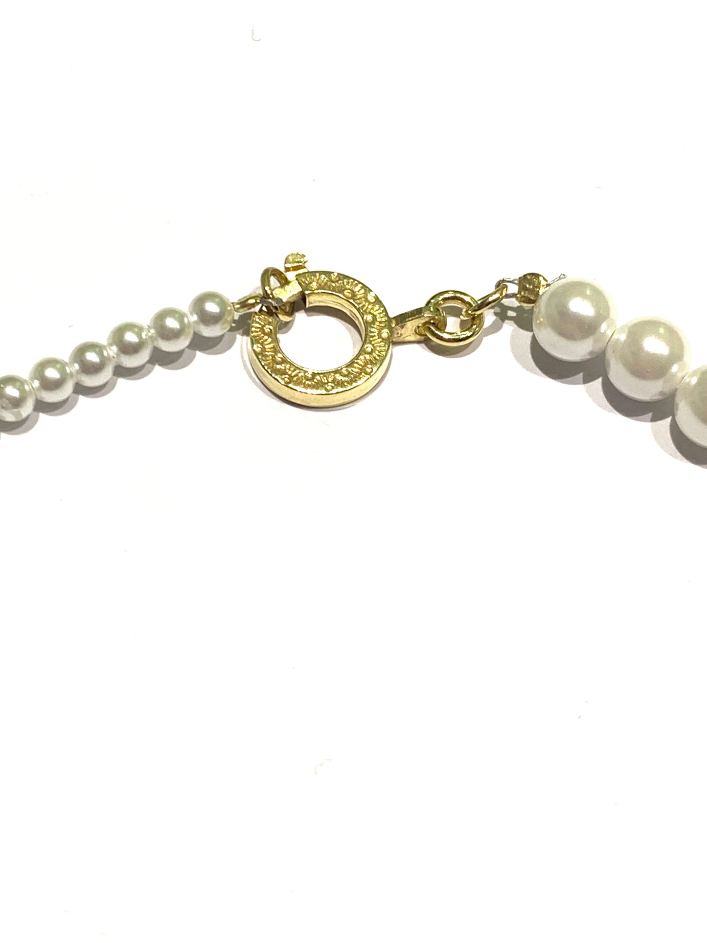 Collana in argento con moschettone bagnato in oro giallo, con giro di perle da più piccole a più grandi.
Lunghezza collana 38 cm.
Dimensione perle: da 0,2 cm a 0,5 cm.