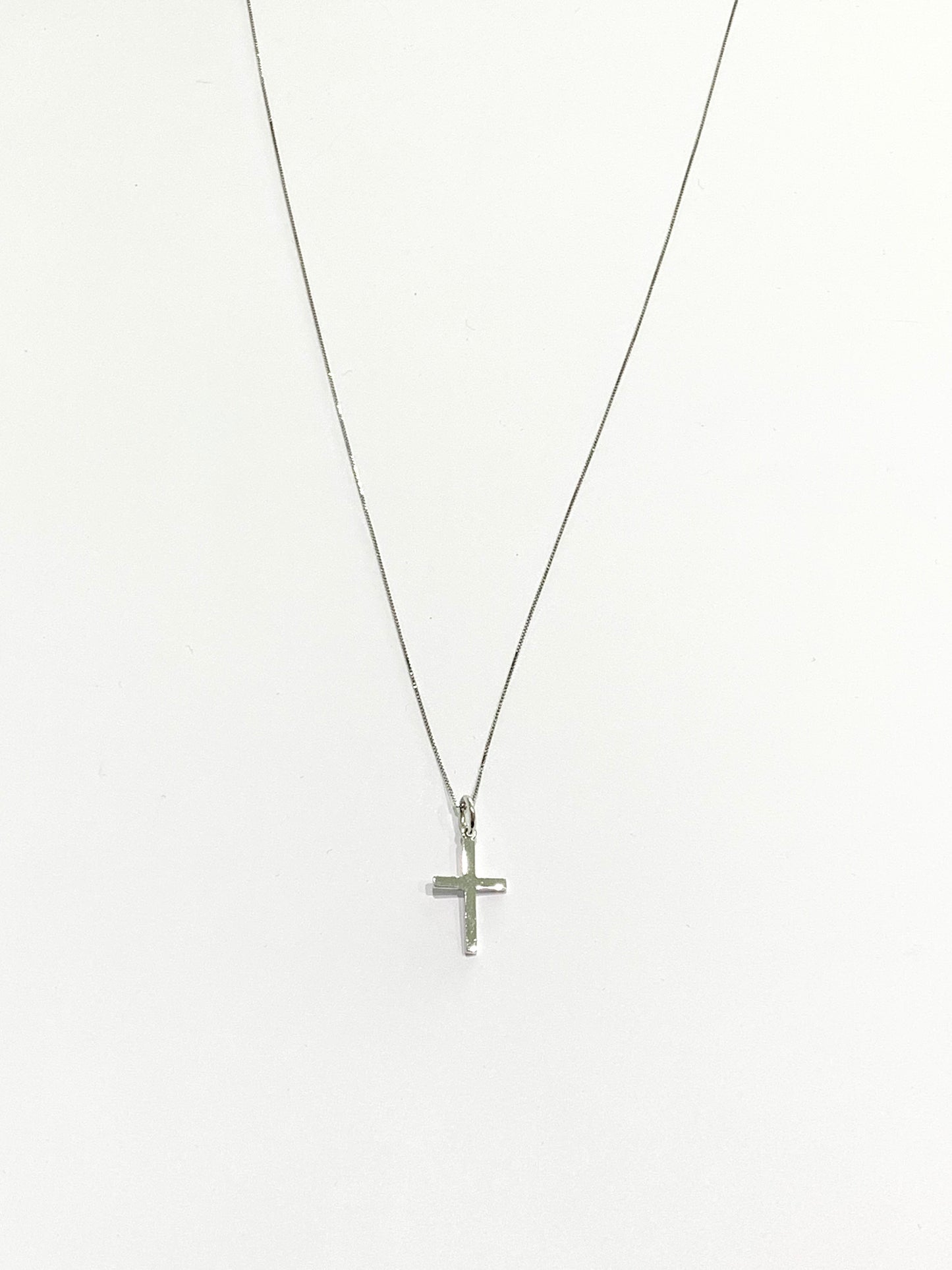 Collana in oro bianco 18kt con croce liscia.
Lunghezza catena 50 cm.
Lunghezza ciondolo 1x2 cm incluso anellino.