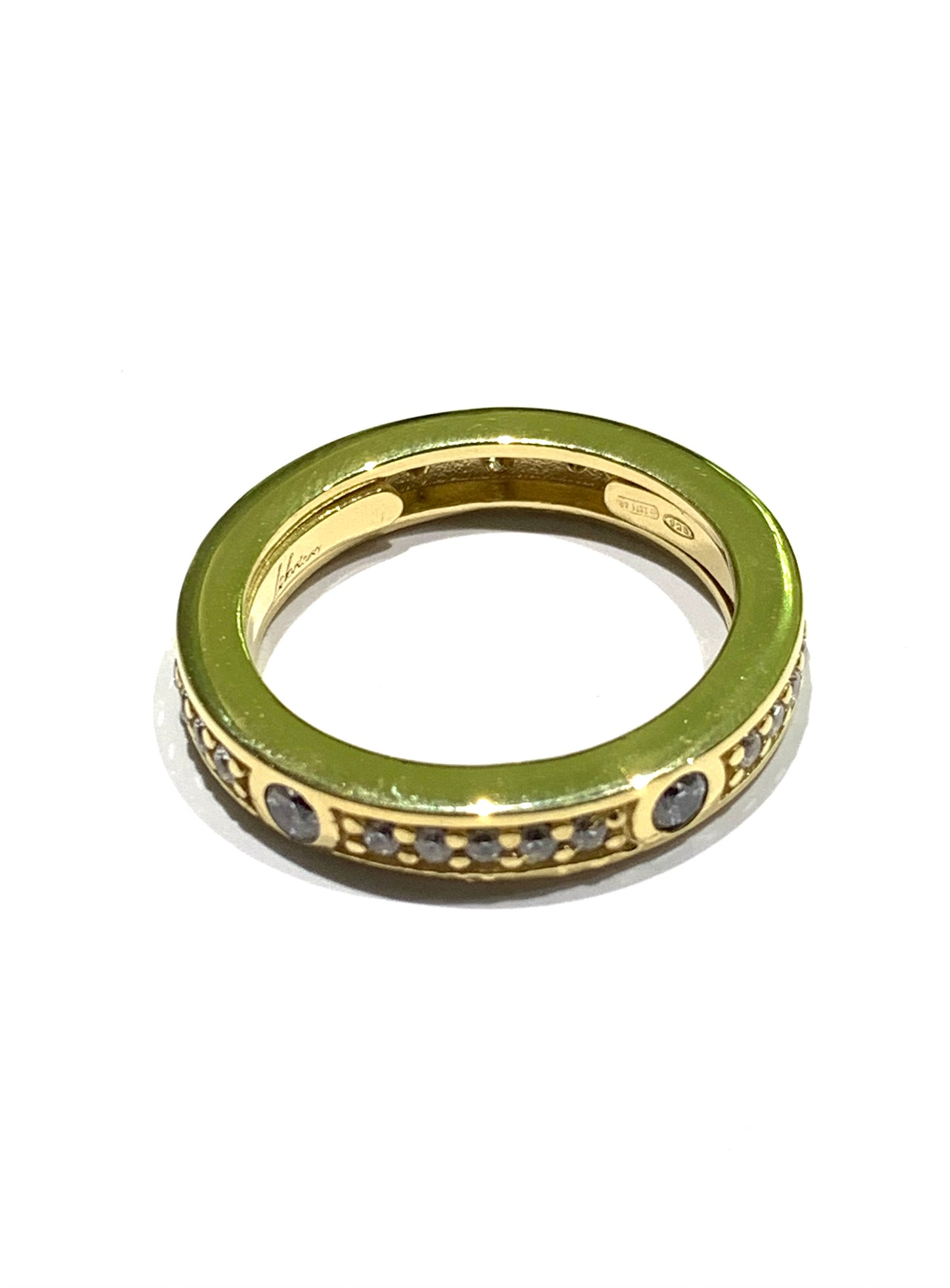 Anello in argento bagnato in oro giallo interamente ricoperto da zirconi bianchi.
All’interno sono presenti le alette per regolare la misura.
Misura regolabile da 14 a 16.
Larghezza anello 0,4 cm.