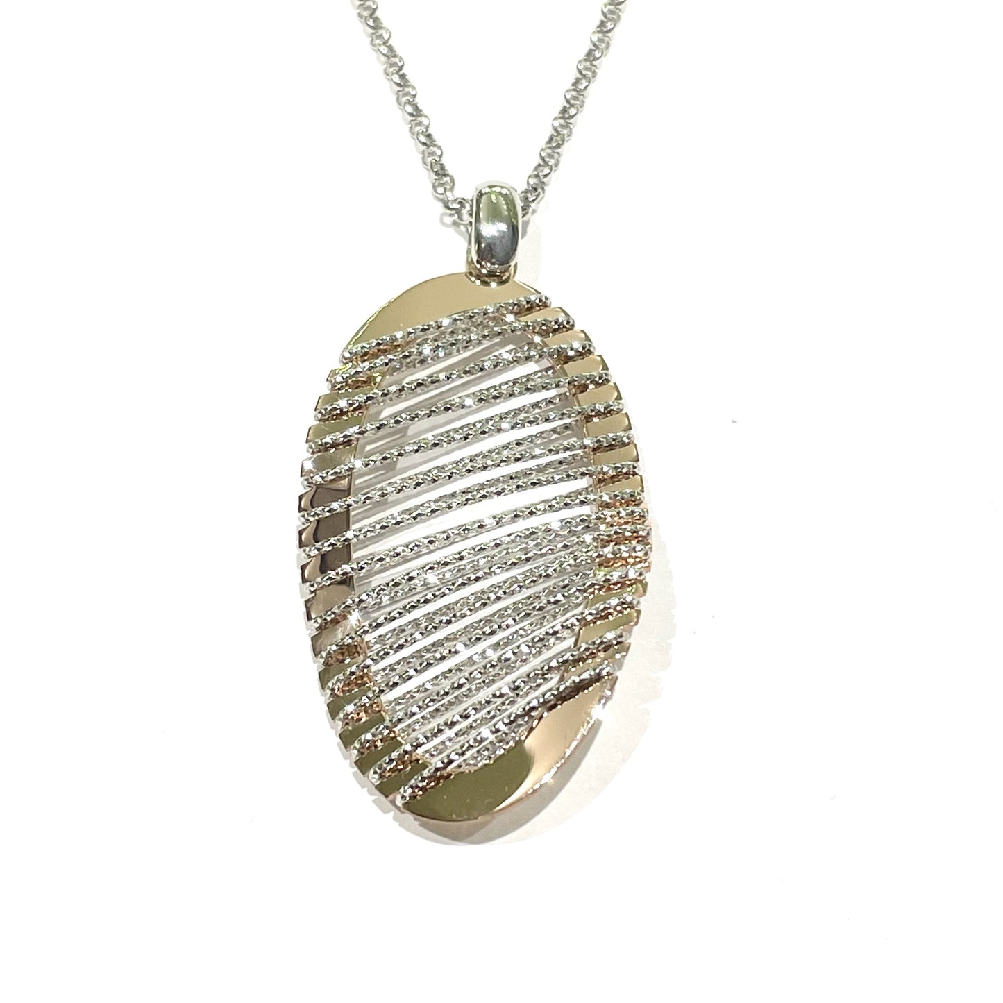Collana in argento bicolore con piastrina ovale in argento rosa e inserti satinati.
Disponibili anche gli orecchini abbinati.
Lunghezza 69 cm regolabile fino a 72 cm.
Dimensione piastrina 1,8 cm.