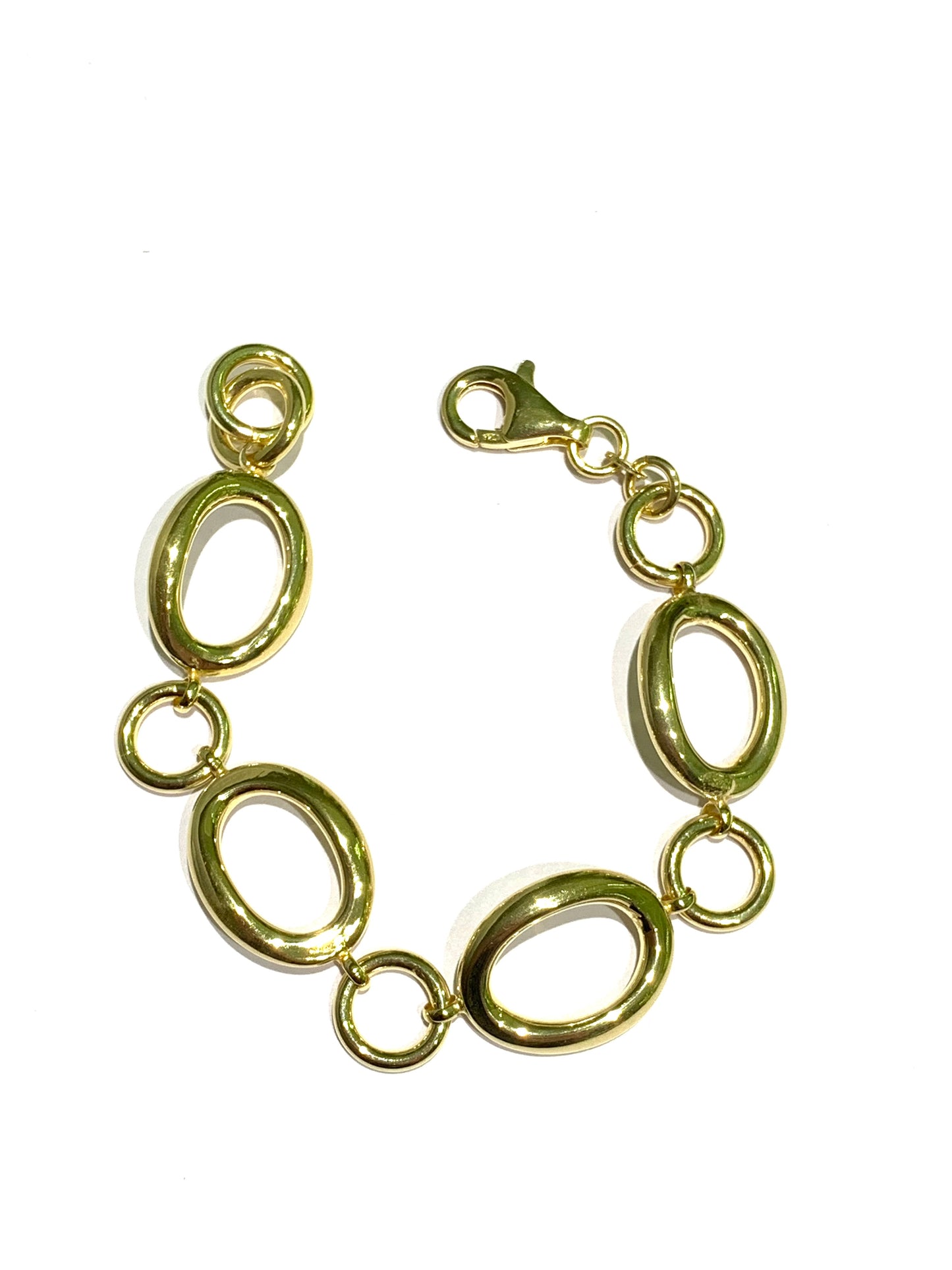 Bracciale in argento bagnato in oro giallo con maglia a catena con cerchi.
Lunghezza 17,5 cm regolabile in ogni maglia.
Dimensione anellini più piccoli 1 cm.
Dimensione anellini più grande 1,5 cm.