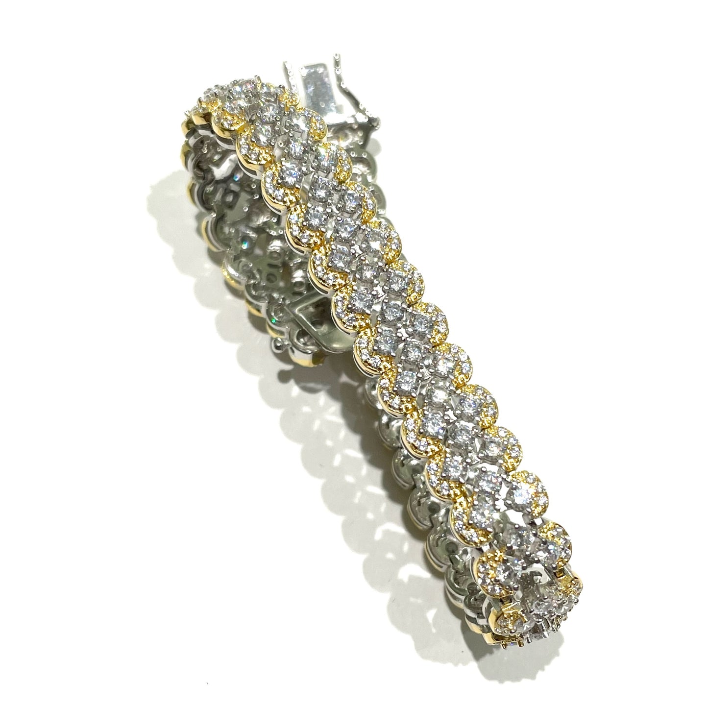 Bracciale in argento con maglia a catena ricoperta interamente da zirconi.
Lunghezza 18,5 cm.
Larghezza 1,2 cm.