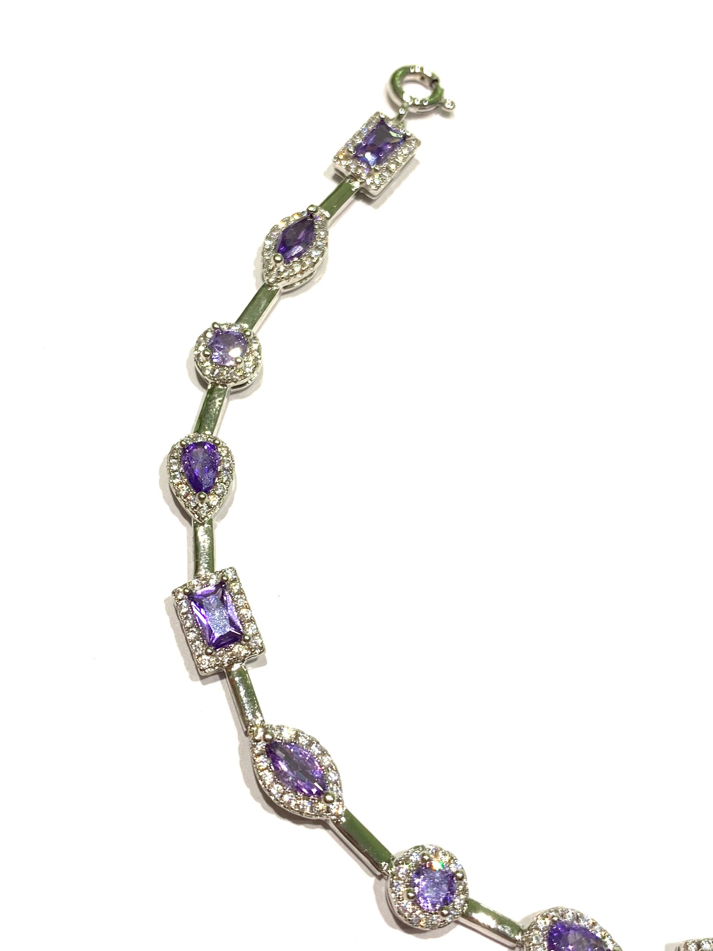 Bracciale tennis in argento con zirconi colorati di varie forme (tondi, goccia e rettangolare) circondati da zirconi bianchi. Disponibile nel colore fucsia oppure lilla ametista.
Lunghezza regolabile da 18 a 21,5 cm.
Dimensione zirconi 0,5 cm.