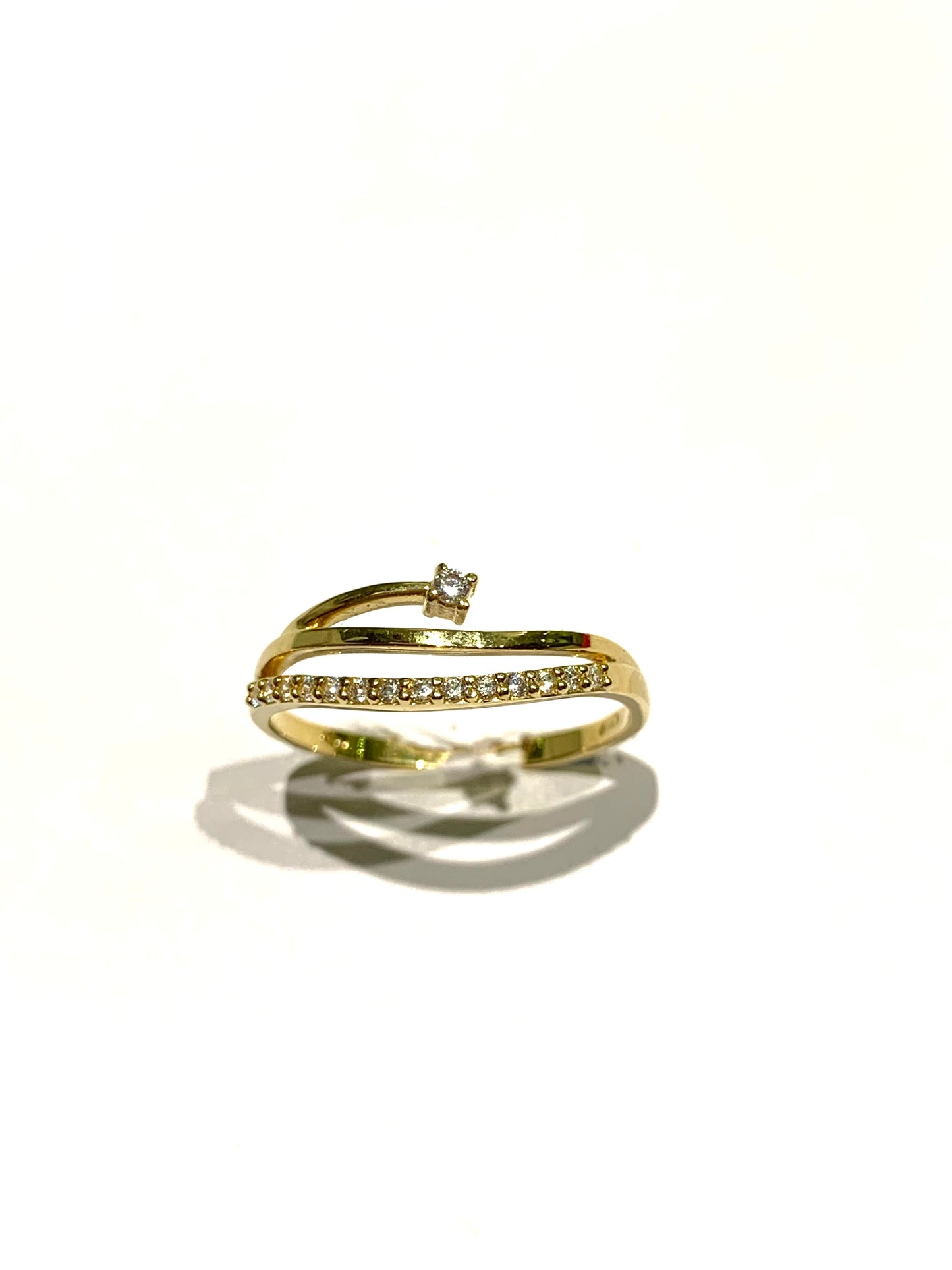 Anello in oro giallo 18kt con un piccolo zircone solitario e fascetta ricoperta da zirconi.
Larghezza totale 0,5 cm.
Dimensione solitario 0,1 cm.
Misura 18.
