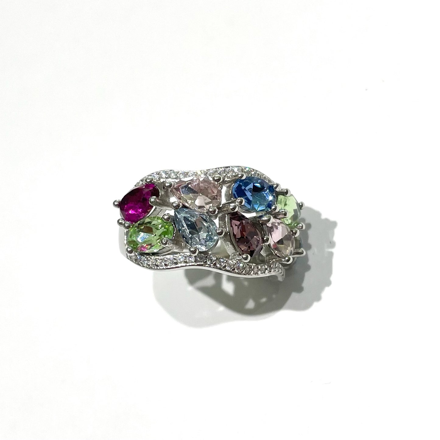 Anello in argento con zirconi colorati.
Larghezza 1,2 cm.
Misura regolabile da 15 a 17.